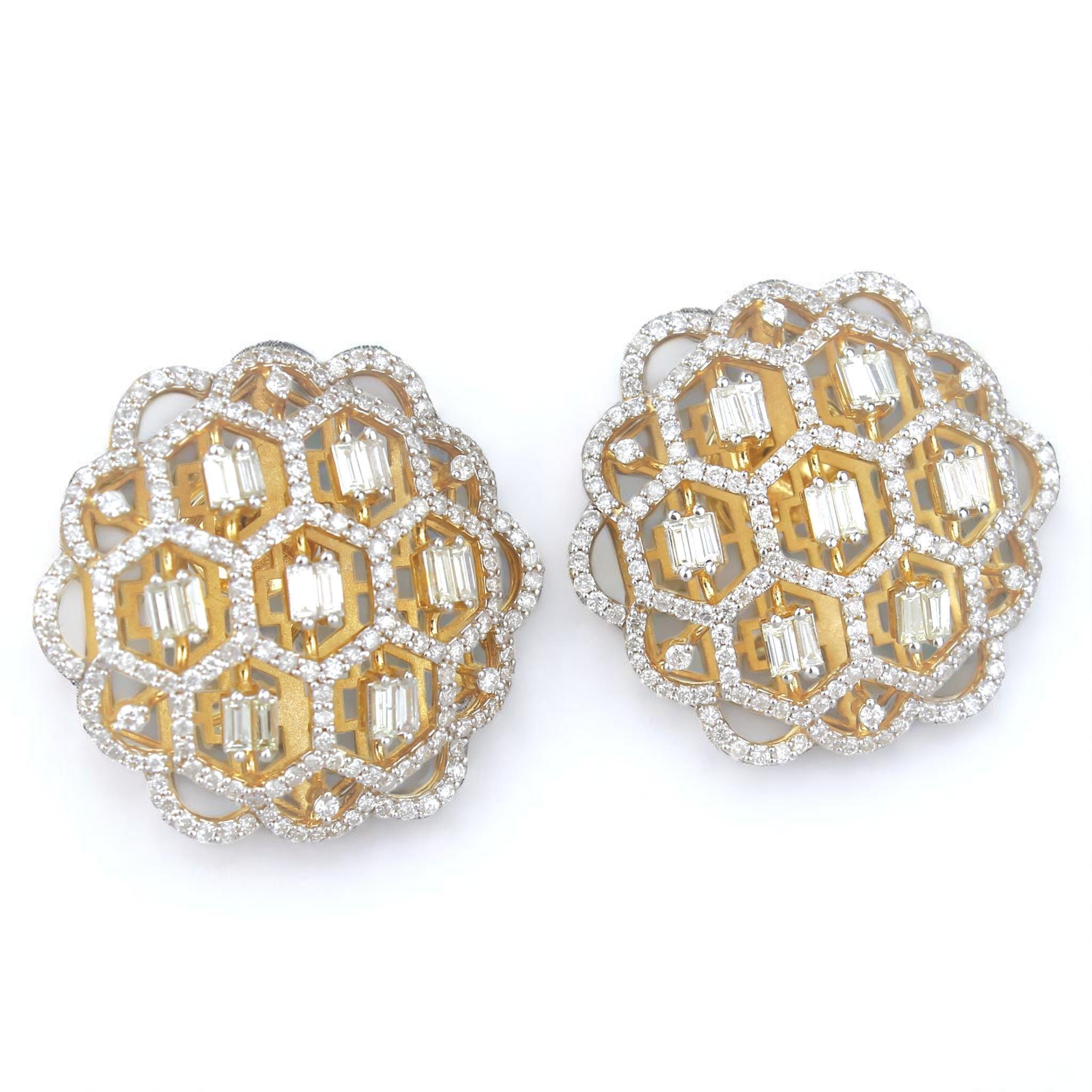 Taglio baguette Orecchini con diamanti a reticolo floreale in oro massiccio 14k (certificati) in vendita