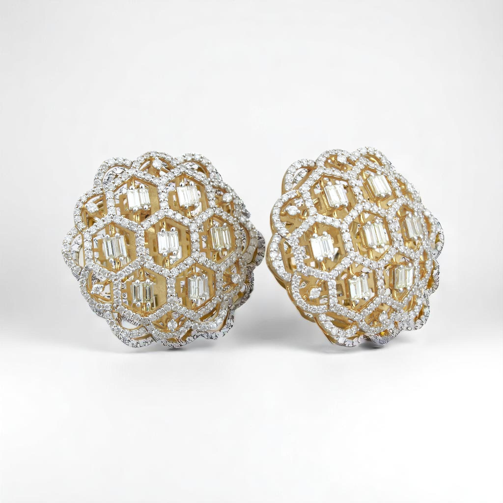 Orecchini con diamanti a reticolo floreale in oro massiccio 14k (certificati) In condizioni Nuovo in vendita a New Delhi, DL