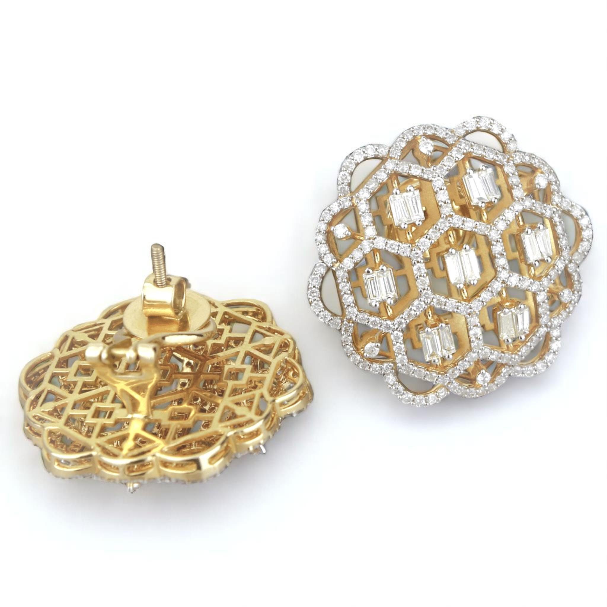 Donna Orecchini con diamanti a reticolo floreale in oro massiccio 14k (certificati) in vendita