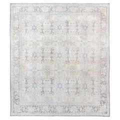Florales Gitter mit zartem Puderblau und elfenbeinfarbener Palette