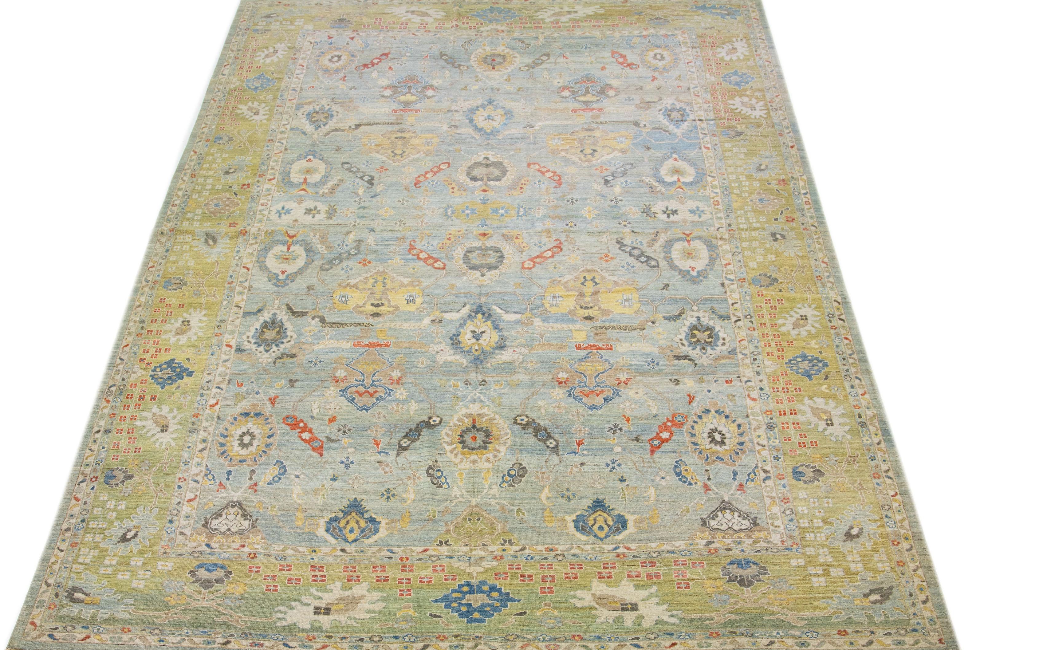 Diese zeitgenössische Interpretation des traditionellen Sultanabad-Stils wird in einem exquisiten, handgeknüpften Wollteppich mit auffallend hellblauer Farbe präsentiert. Ein aufwendig gestalteter Rahmen hebt das florale Motiv hervor, das mit