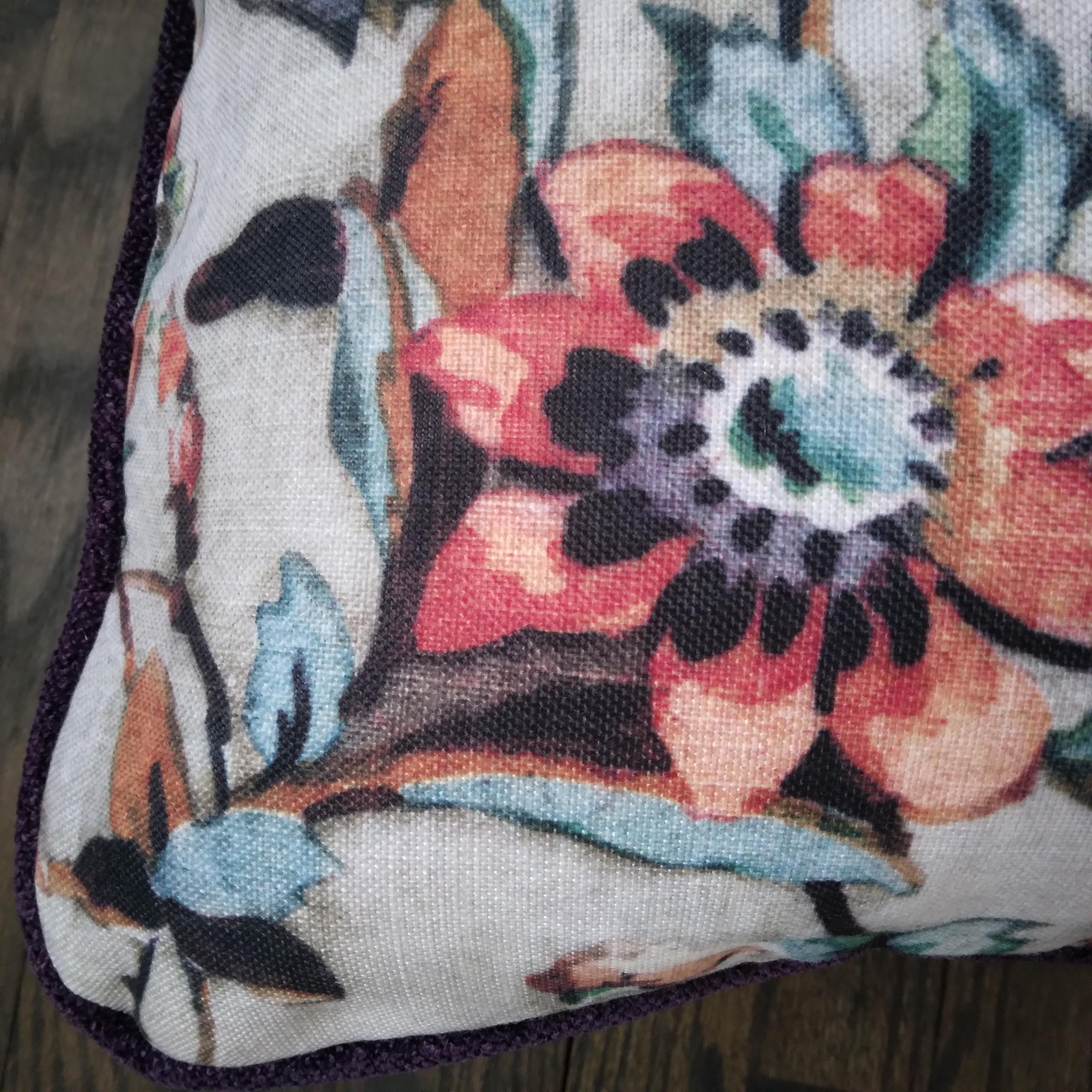 Floral Leinen-Überwurf-Kissen mit lila Chenille-Rücken – ein Paar  (Ästhetizismus) im Angebot