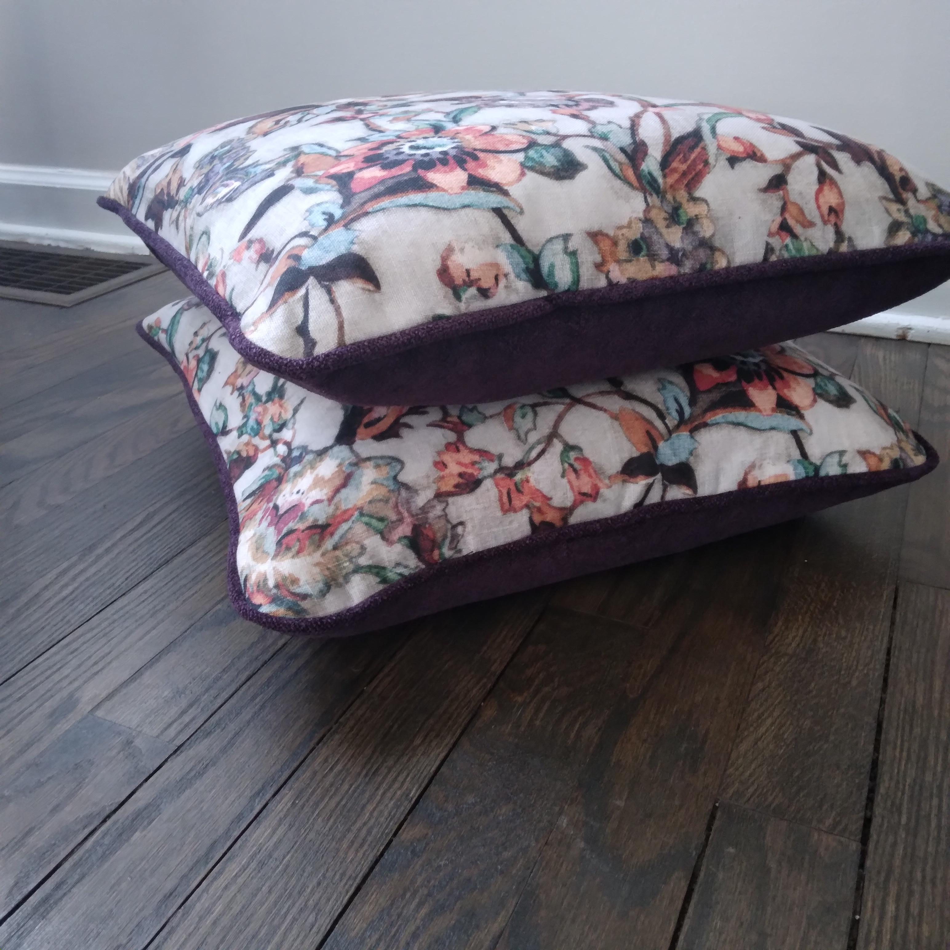 Floral Leinen-Überwurf-Kissen mit lila Chenille-Rücken – ein Paar  im Angebot 2