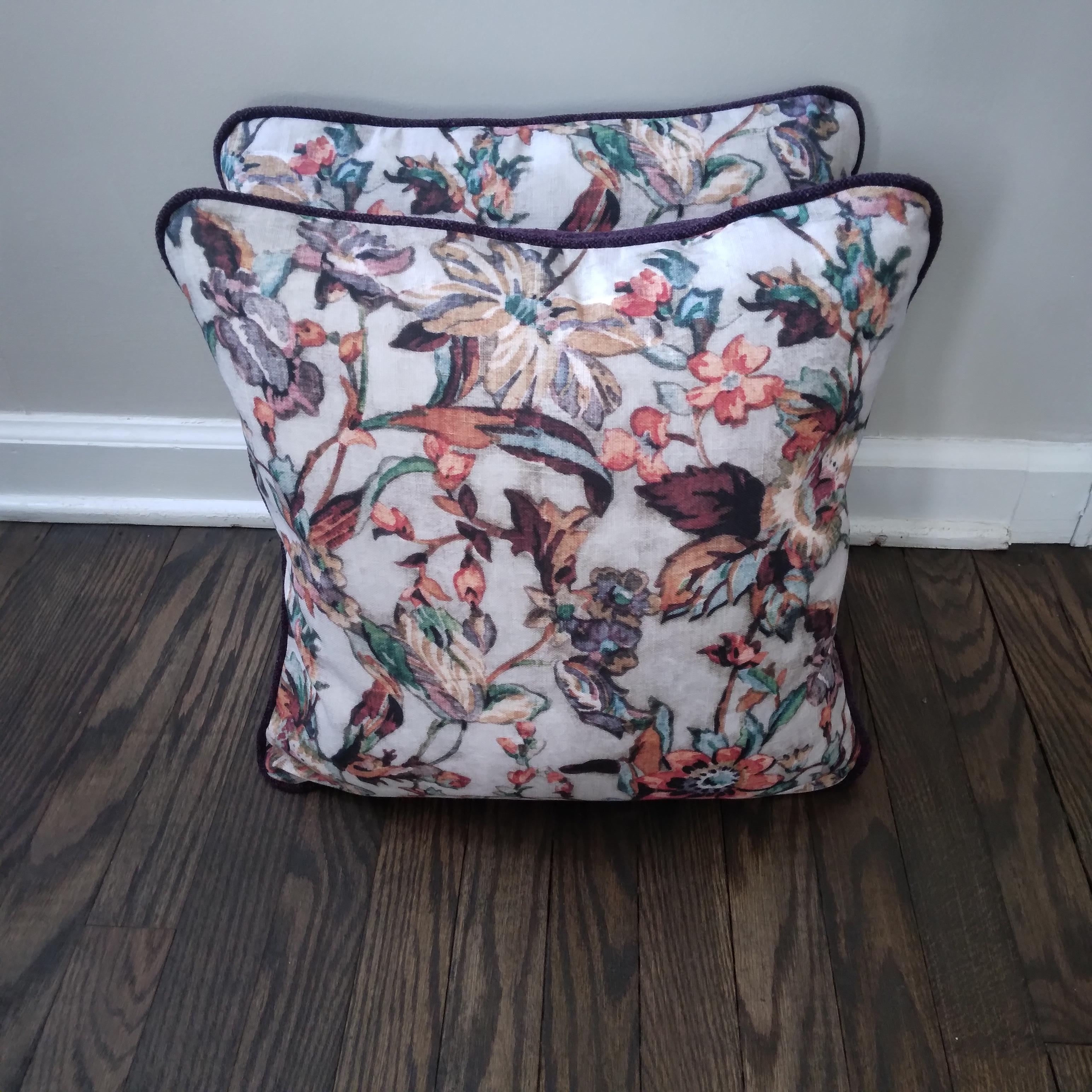 Floral Leinen-Überwurf-Kissen mit lila Chenille-Rücken – ein Paar  im Angebot 3
