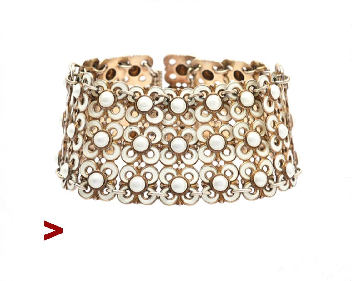 Vintage Mitte des 20. Jahrhunderts durchbrochenes vergoldetes Silberarmband von Willy Winnaess für David-Andersen. 48 vierblättrige Blumen sind in weiß emailliert. Die Mitte jeder Blüte ist über die Blütenblätter erhoben. Sechzehn Felder umschließen