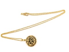 Collier avec pendentif médaillon à motif floral en or jaune 14 carats