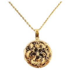 Collier avec pendentif médaillon à motif floral en or jaune 14 carats