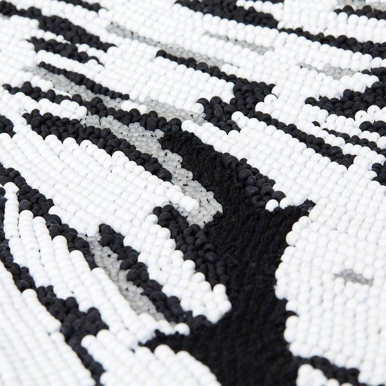 Schwarz-weißes Sofa mit Sitz und Rückenlehne aus schwarzem Baumwollsamt mit Stickerei.
Die Rückseite ist mit undurchsichtigen schwarzen und weißen Perlen in Form von Blumen verziert.