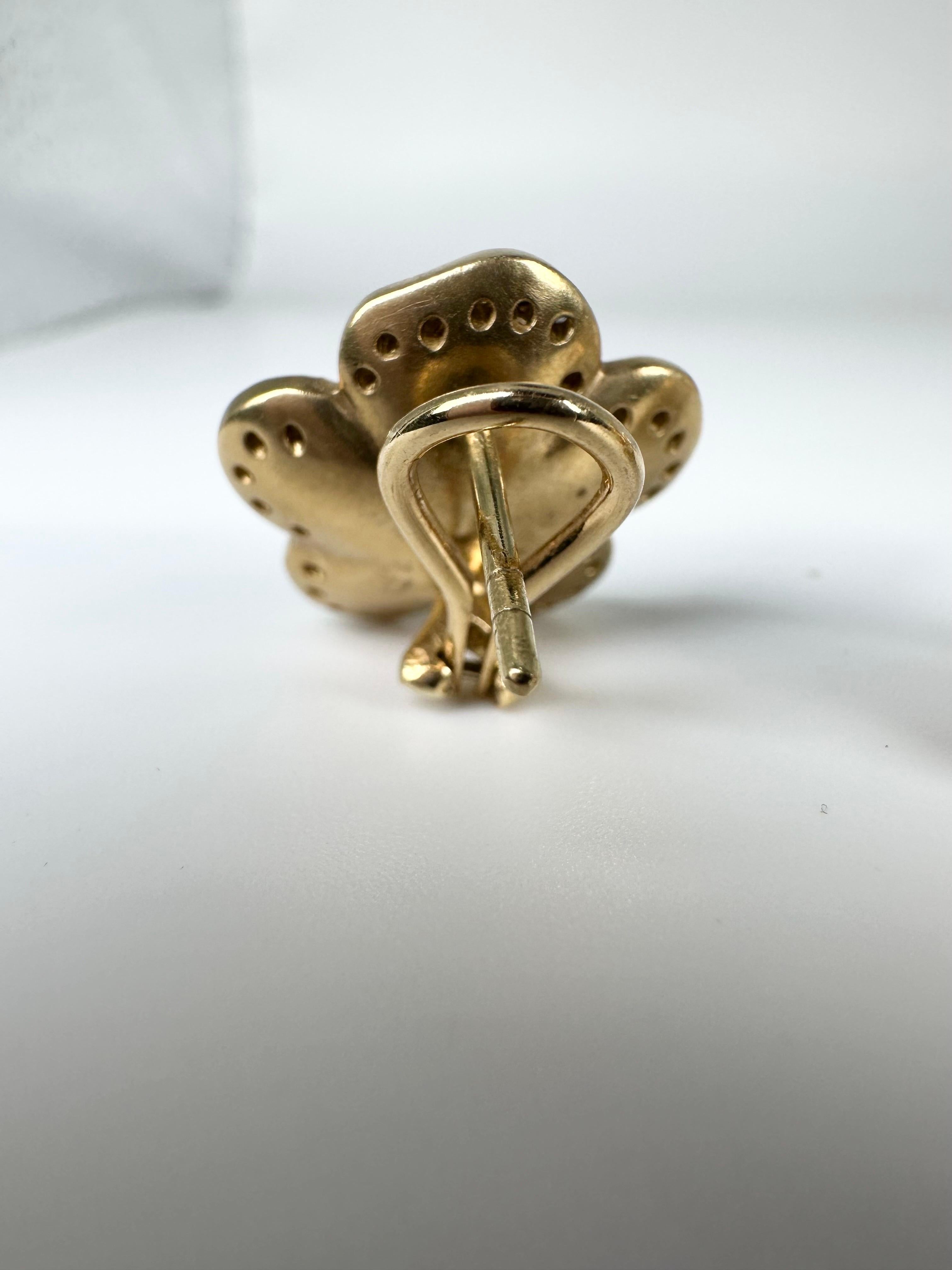 Boucles d'oreilles florales en diamant luxueux en or jaune 18KT Boucles d'oreilles en diamant Omega Neuf - En vente à Jupiter, FL