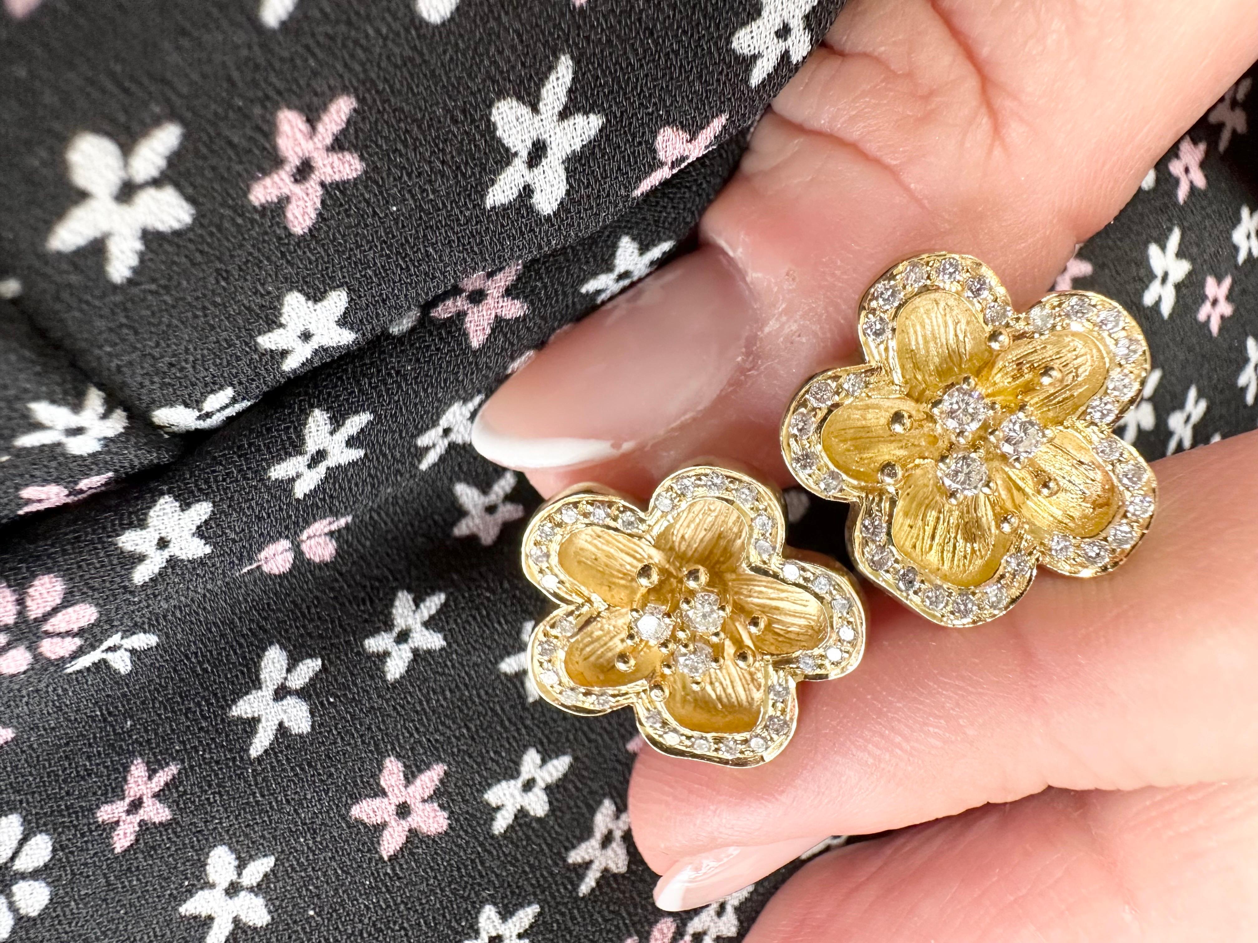 Boucles d'oreilles florales en diamant luxueux en or jaune 18KT Boucles d'oreilles en diamant Omega Unisexe en vente