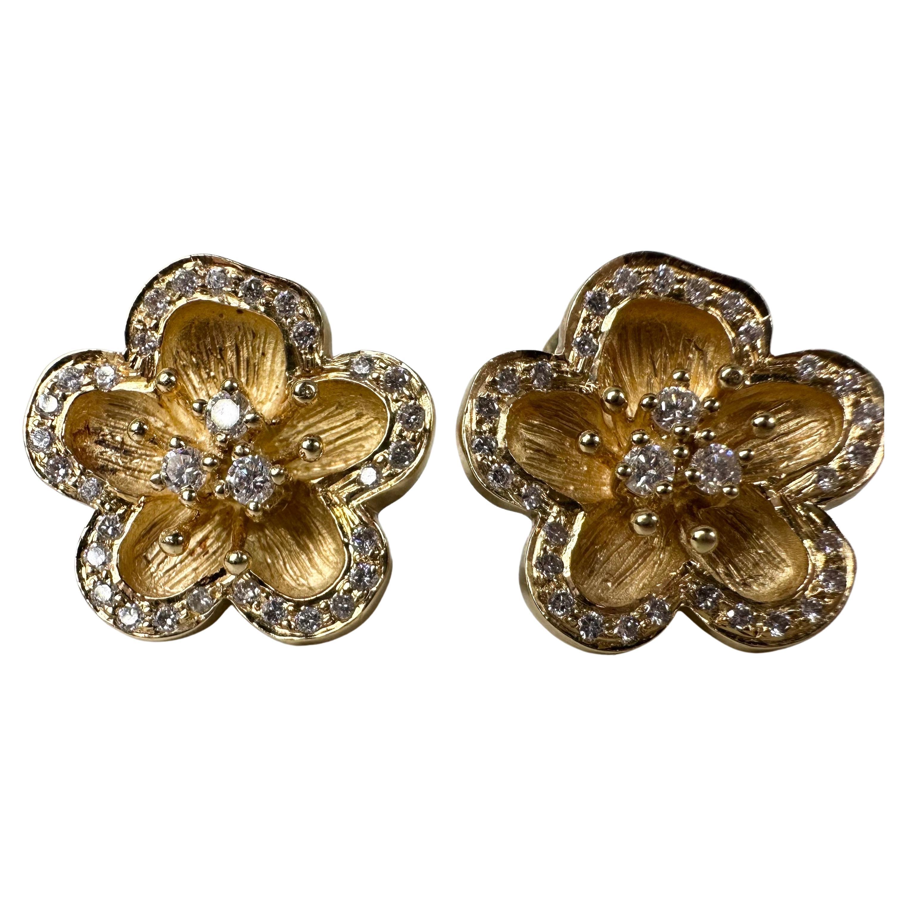 Boucles d'oreilles florales en diamant luxueux en or jaune 18KT Boucles d'oreilles en diamant Omega en vente