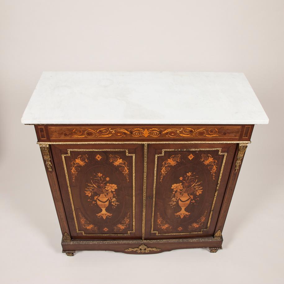 Zweitüriger Schrank mit floraler Intarsienarbeit und Carrera-Marmorplatte (Louis XVI.) im Angebot