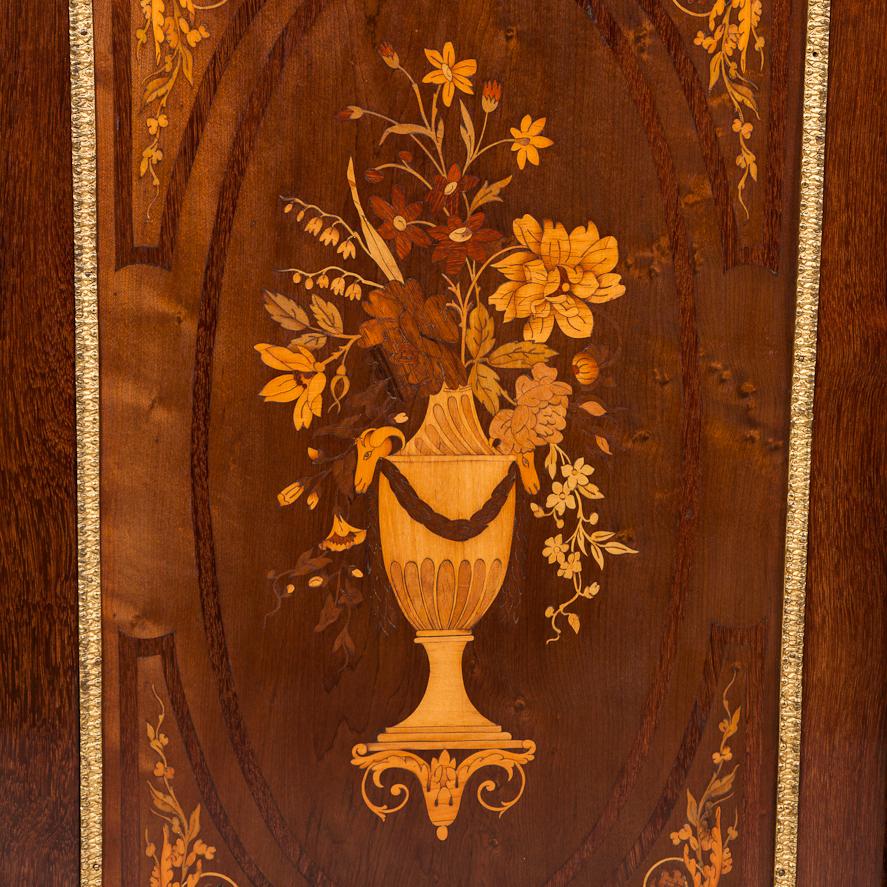 Zweitüriger Schrank mit floraler Intarsienarbeit und Carrera-Marmorplatte (Goldbronze) im Angebot