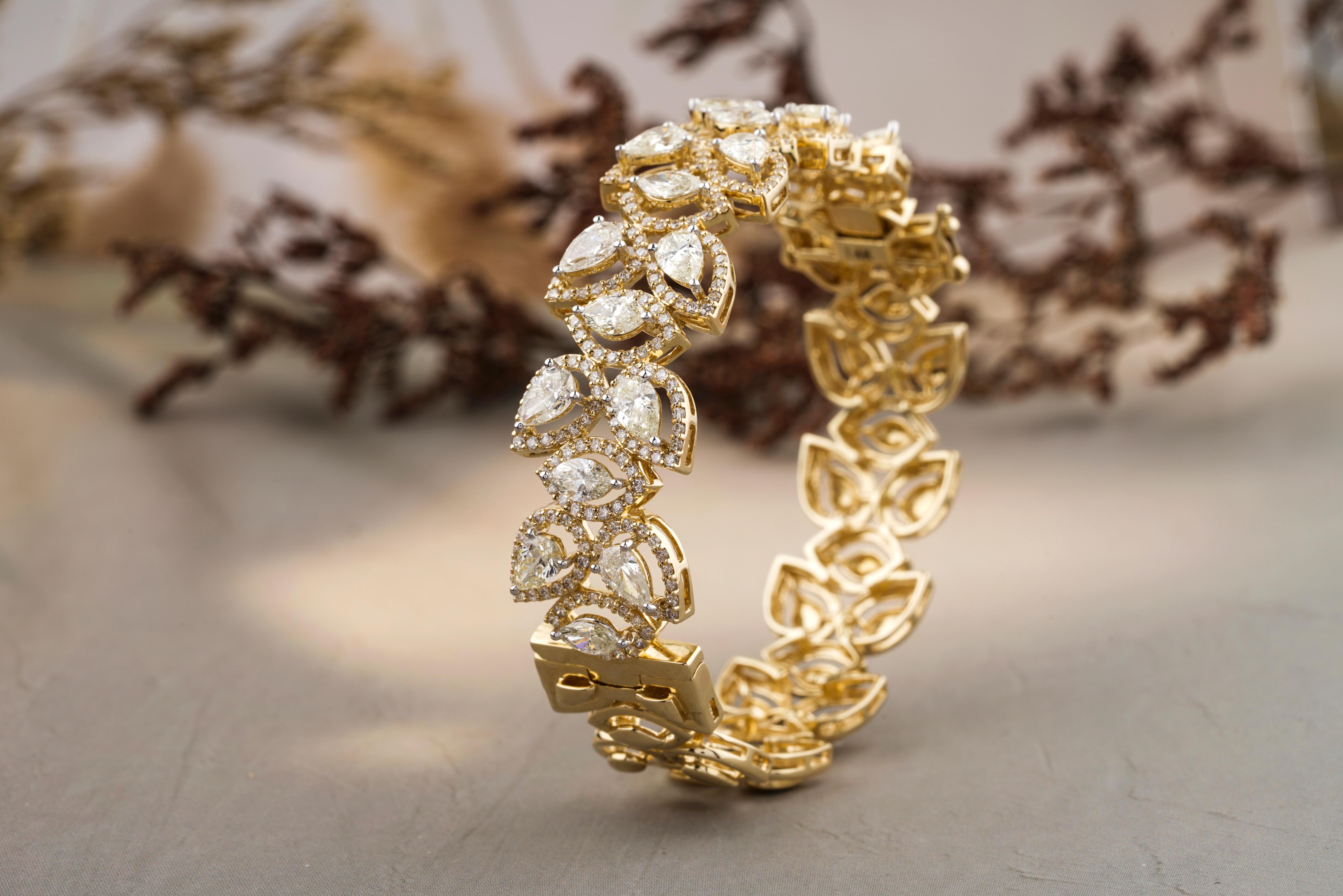 Art Deco  Floral Marquise & Pear Diamond Bracelet in 18k Solid Gold For Sale