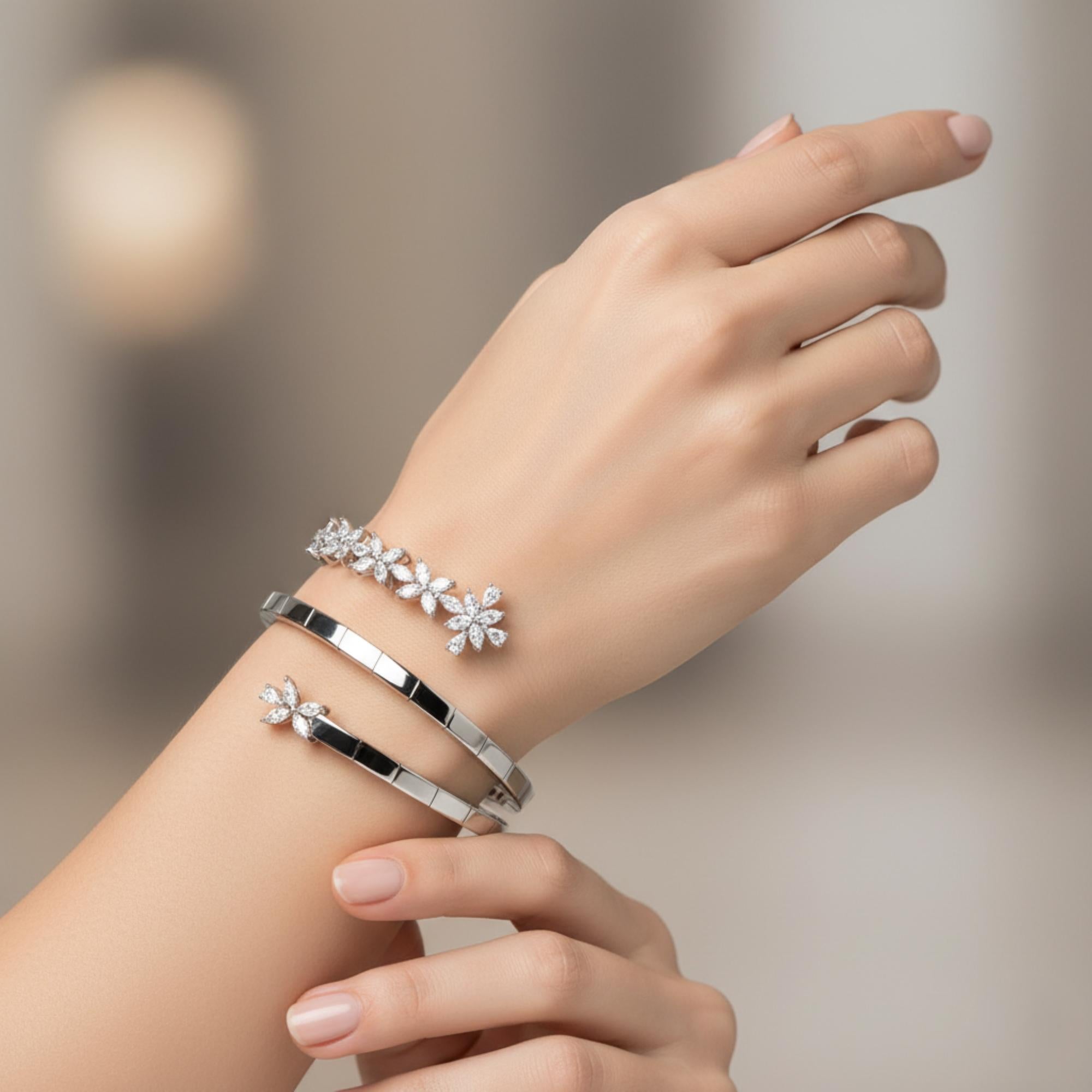 Bracelet Floral Marquise Poire SI/H 1.34Ct Diamond Spiral Open Bracelet 14k White Gold
Ce bracelet est conçu pour s'enrouler délicatement autour du poignet, formant une douce silhouette en spirale qui ajoute une touche luxueuse à n'importe quel