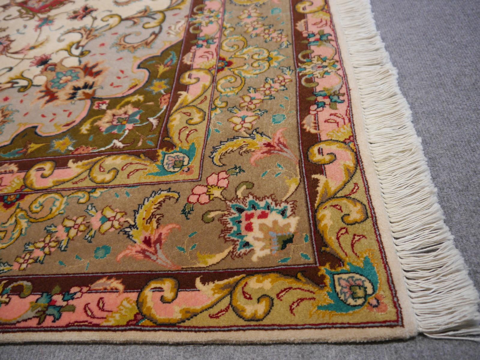 Floral Medaillon Rug with silk highlights in creme, green, red and pink 5 x 7 ft For Sale 2
