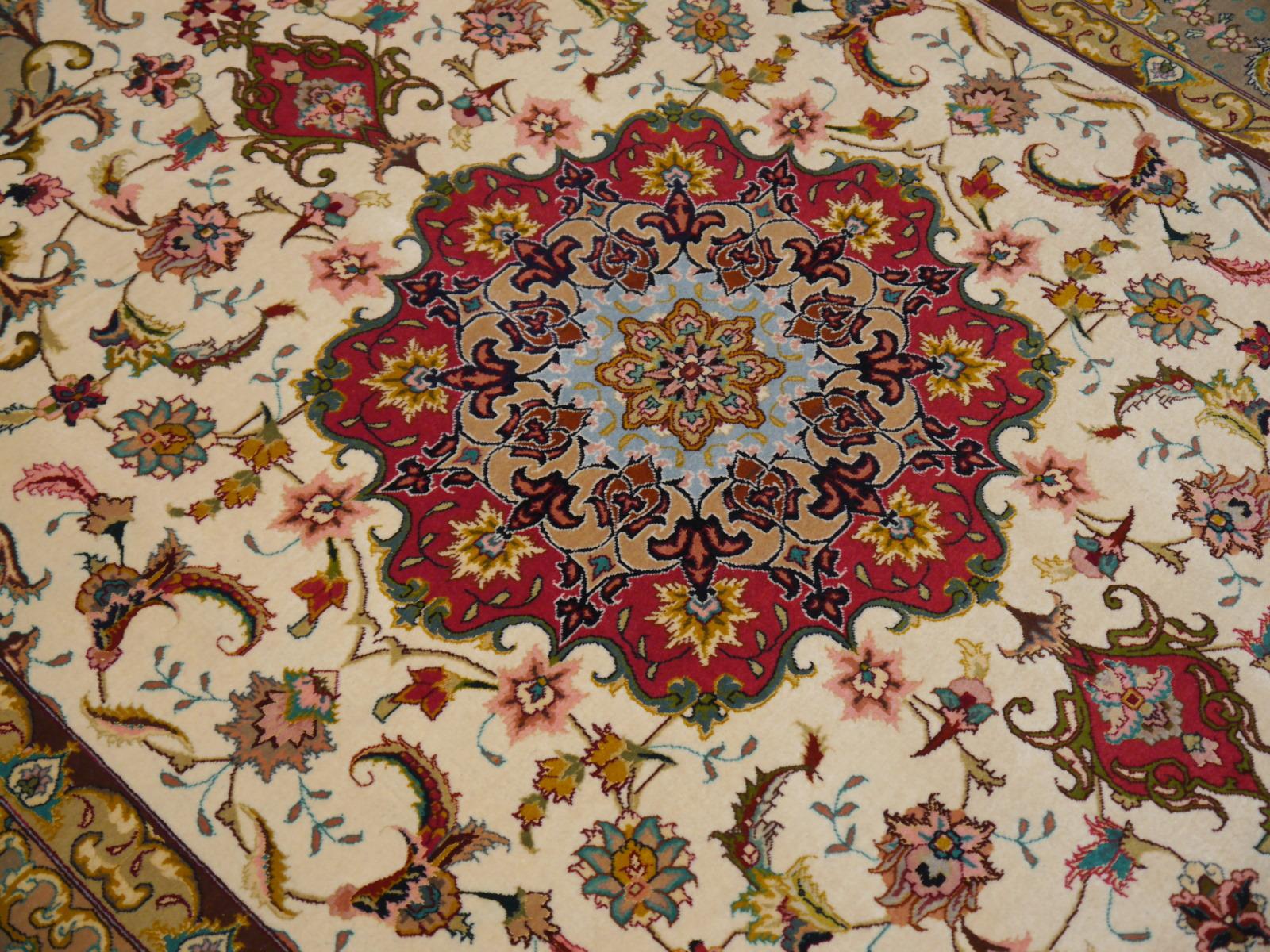 Asian Floral Medaillon Rug with silk highlights in creme, green, red and pink 5 x 7 ft For Sale