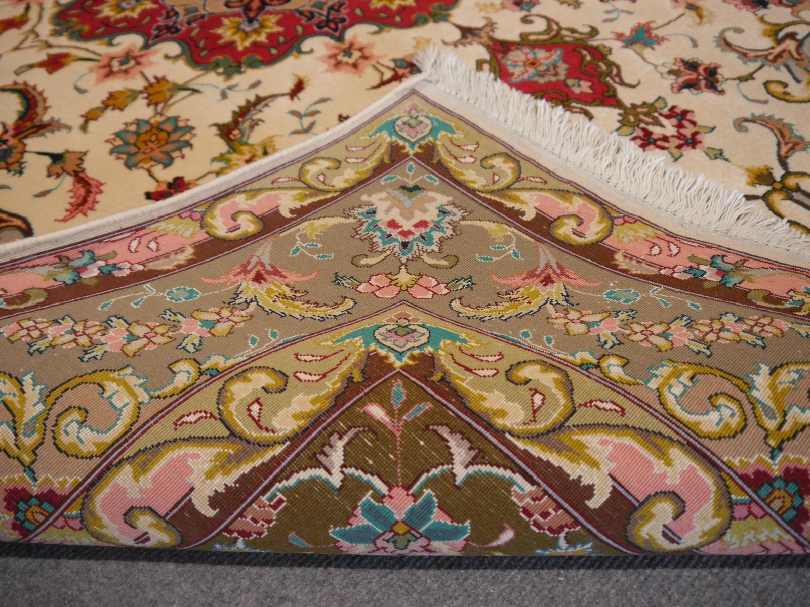 Floral Medaillon Rug with silk highlights in creme, green, red and pink 5 x 7 ft In Excellent Condition For Sale In Lohr, Bavaria, DE