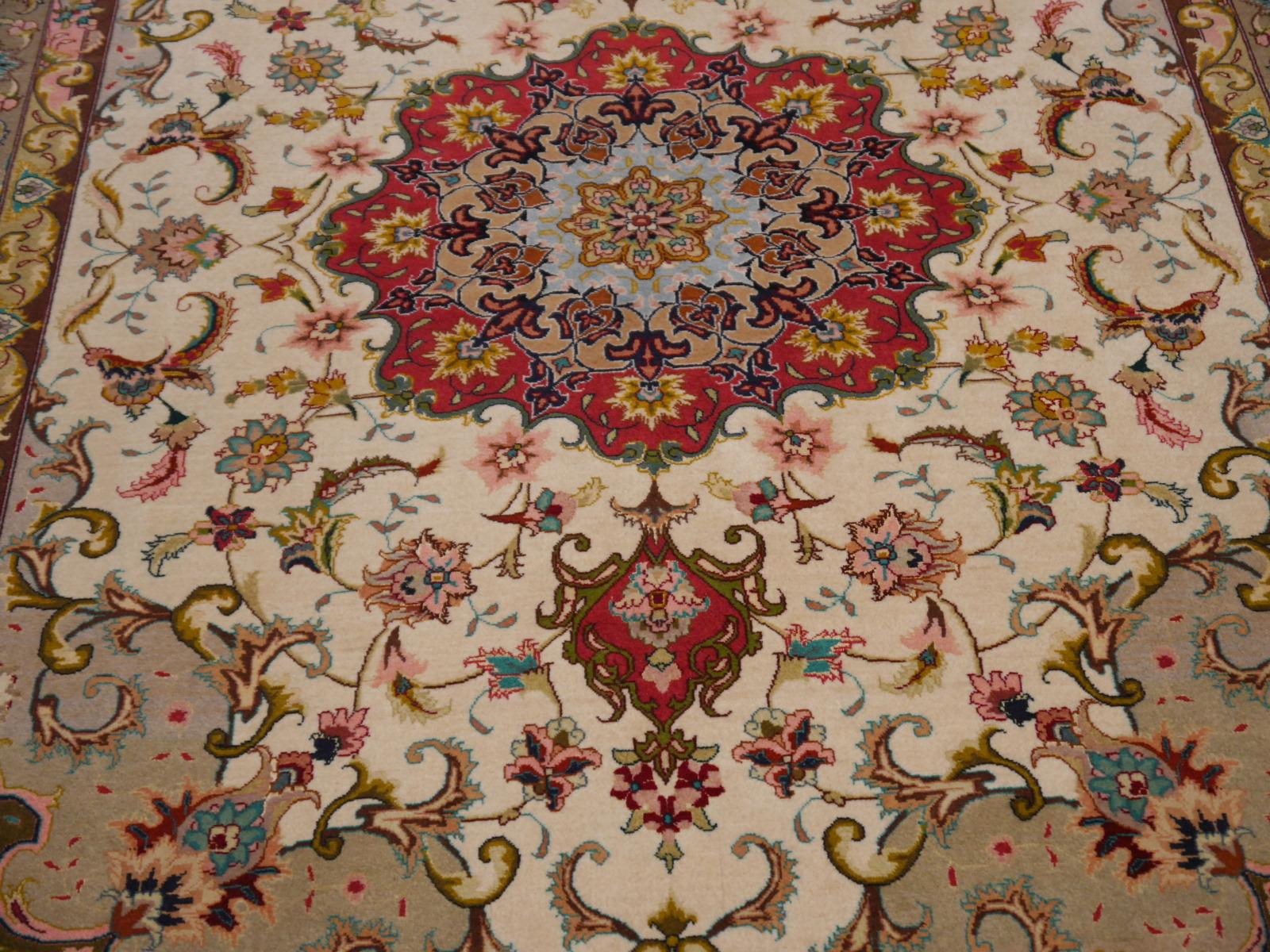 Late 20th Century Floral Medaillon Rug with silk highlights in creme, green, red and pink 5 x 7 ft For Sale
