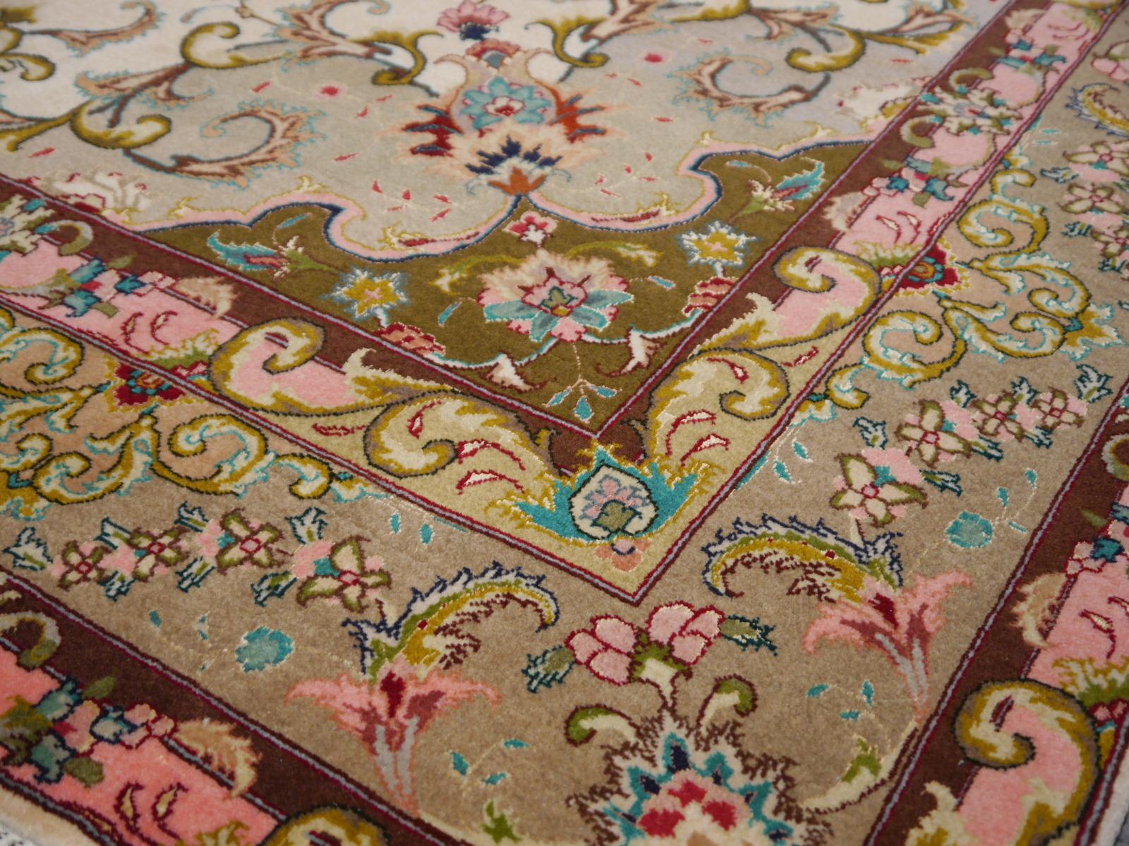 Wool Floral Medaillon Rug with silk highlights in creme, green, red and pink 5 x 7 ft For Sale