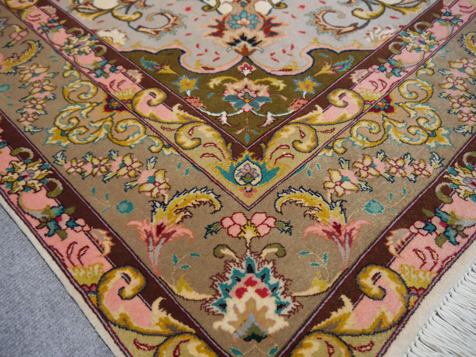 Floral Medaillon Rug with silk highlights in creme, green, red and pink 5 x 7 ft For Sale 1