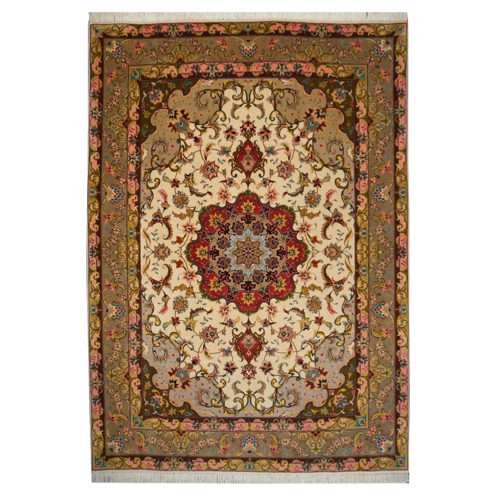 Floral Medaillon Rug with silk highlights in creme, green, red and pink 5 x 7 ft For Sale