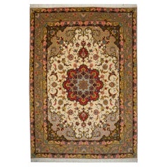 Alfombra Medaillon Floral con reflejos de seda en crema, verde, rojo y rosa 1,5 x 2,5 m