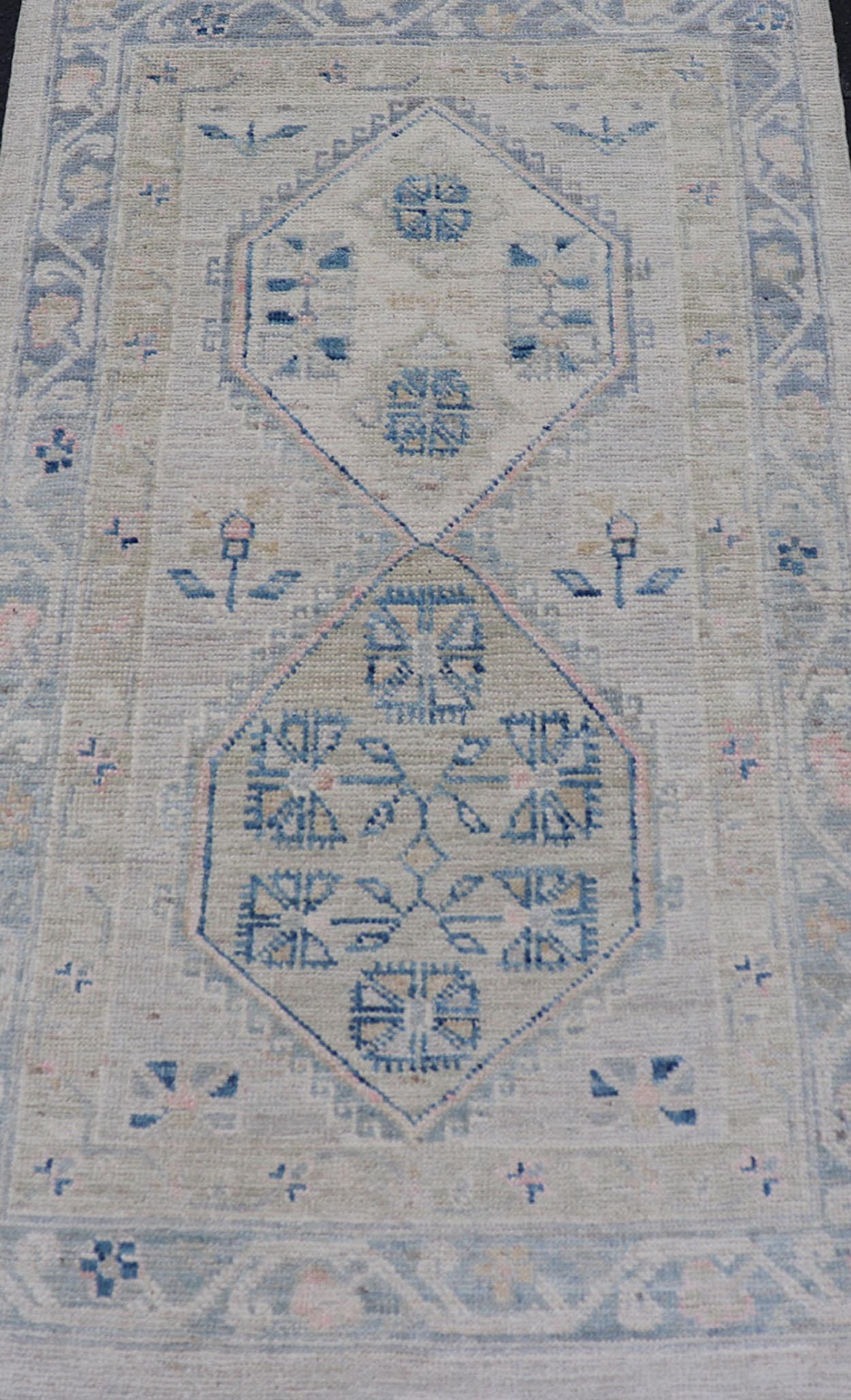 Oushak-Teppich mit Blumenmedaillon und Stammesmotiven und cremefarbenem Hintergrund mit Medaillon im Angebot 3