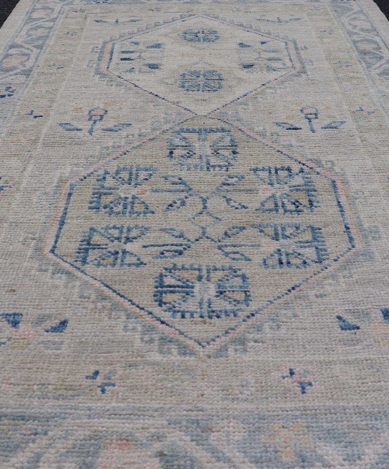 Oushak-Teppich mit Blumenmedaillon und Stammesmotiven und cremefarbenem Hintergrund mit Medaillon im Angebot 4