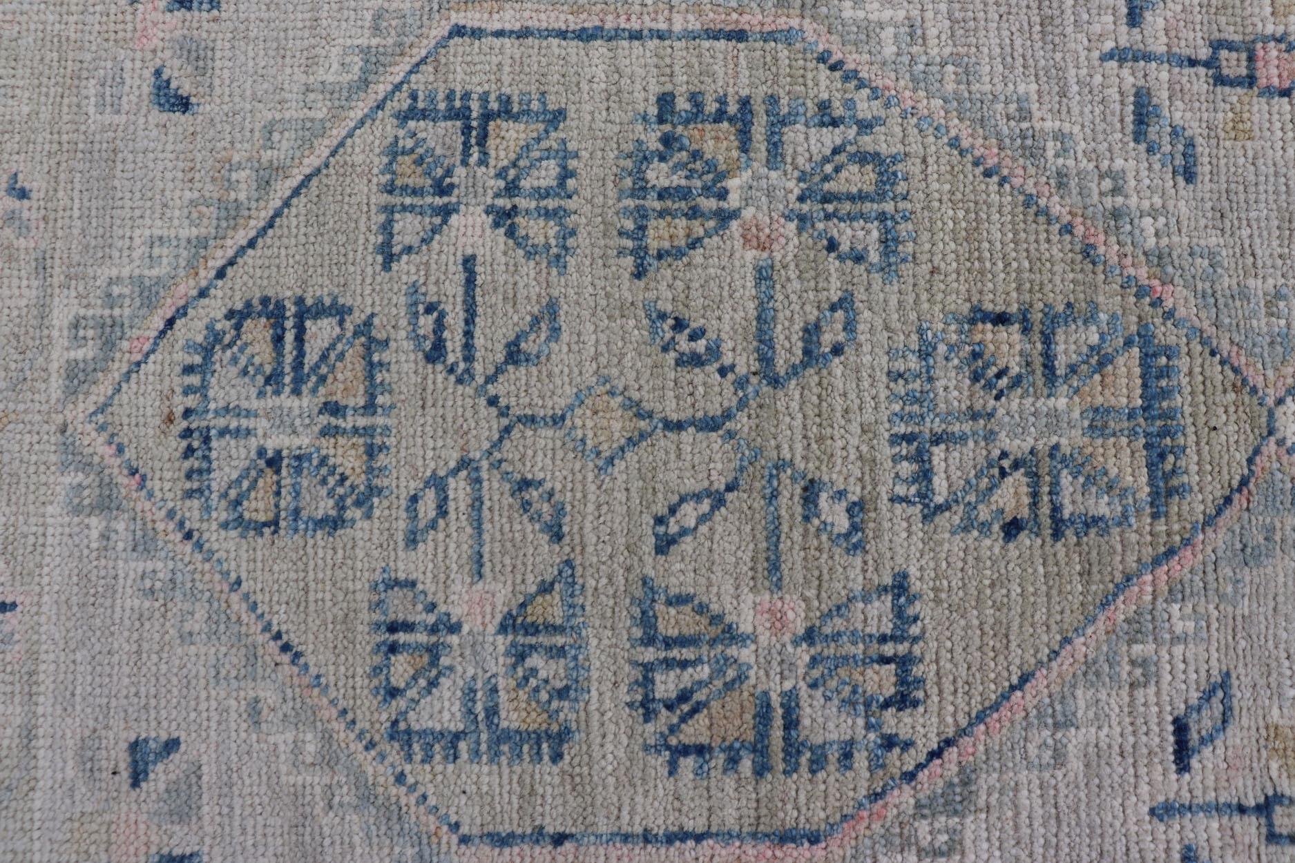 Oushak-Teppich mit Blumenmedaillon und Stammesmotiven und cremefarbenem Hintergrund mit Medaillon (Afghanisch) im Angebot