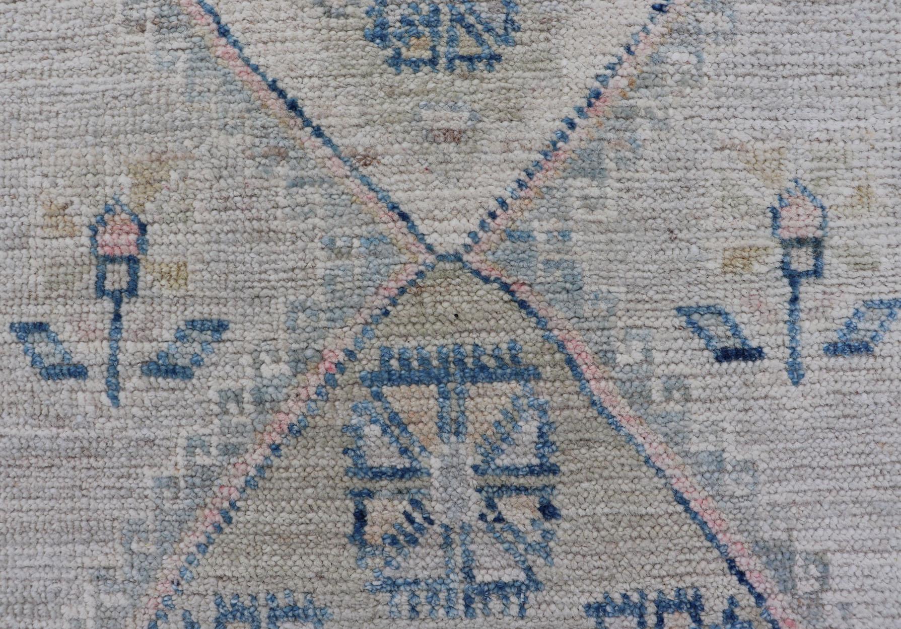 Oushak-Teppich mit Blumenmedaillon und Stammesmotiven und cremefarbenem Hintergrund mit Medaillon (Handgeknüpft) im Angebot