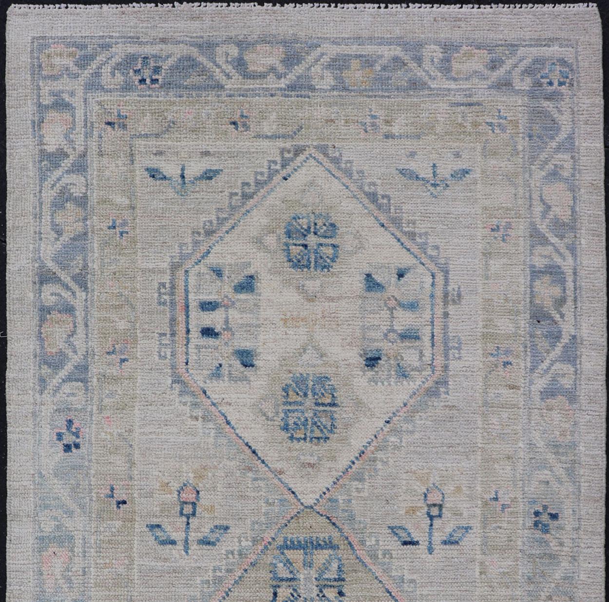 Oushak-Teppich mit Blumenmedaillon und Stammesmotiven und cremefarbenem Hintergrund mit Medaillon im Zustand „Neu“ im Angebot in Atlanta, GA