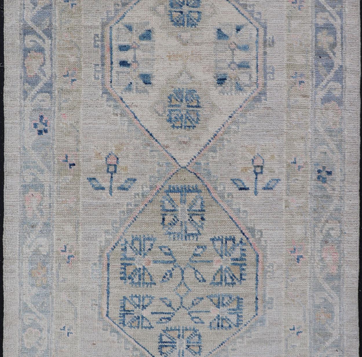 Oushak-Teppich mit Blumenmedaillon und Stammesmotiven und cremefarbenem Hintergrund mit Medaillon (21. Jahrhundert und zeitgenössisch) im Angebot