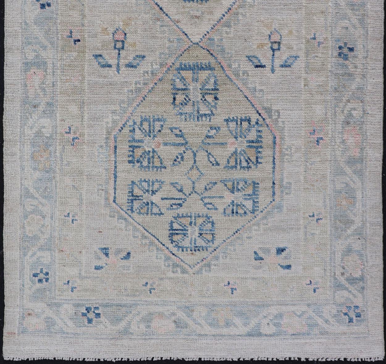 Oushak-Teppich mit Blumenmedaillon und Stammesmotiven und cremefarbenem Hintergrund mit Medaillon (Wolle) im Angebot