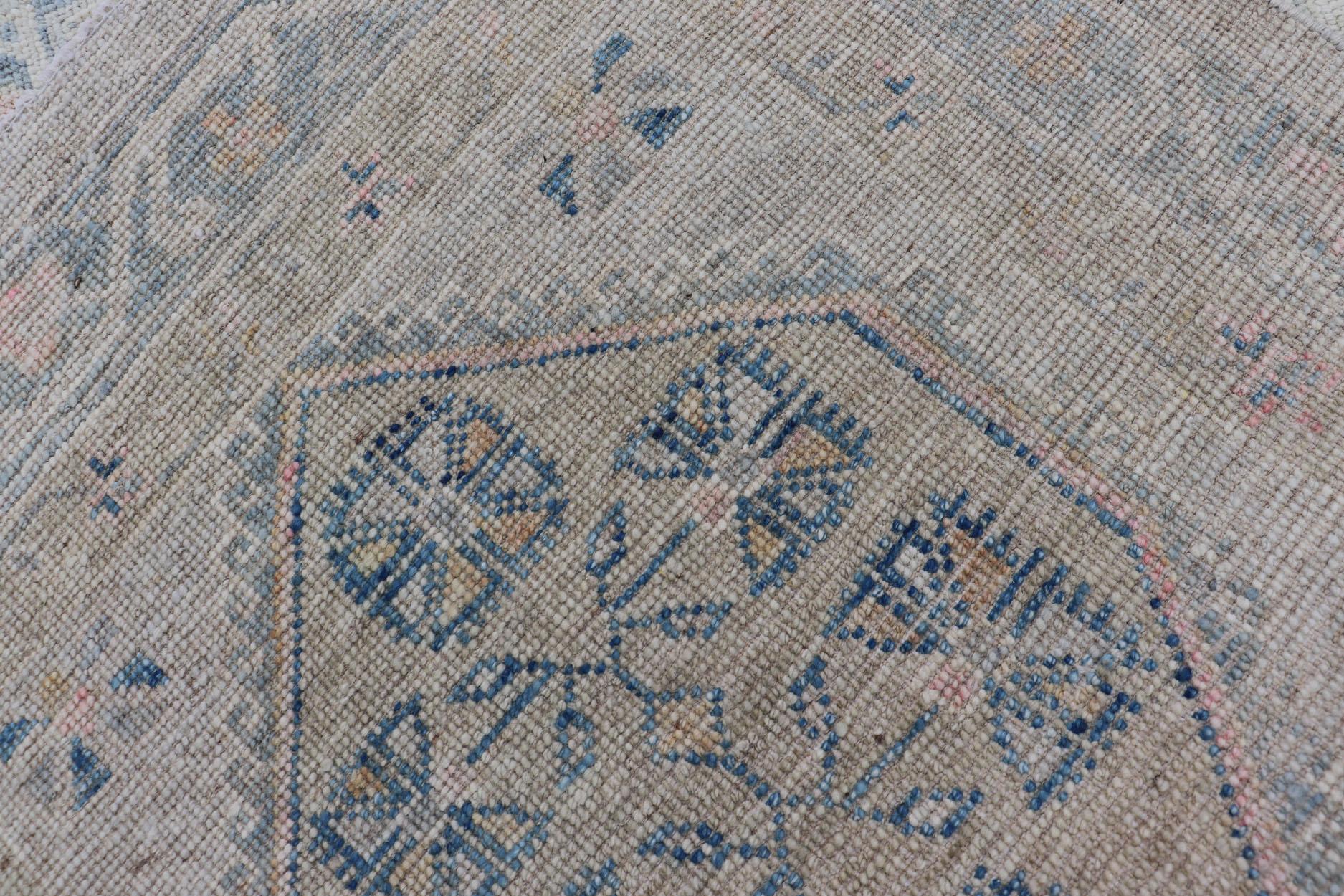 Oushak-Teppich mit Blumenmedaillon und Stammesmotiven und cremefarbenem Hintergrund mit Medaillon im Angebot 1