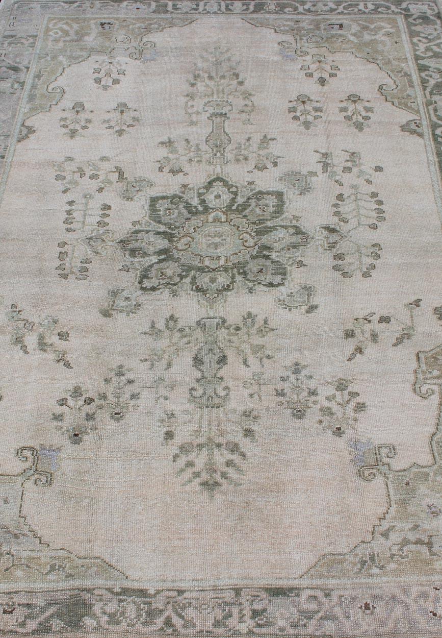 Türkischer Oushak-Teppich mit floralem Medaillon in Grün/Grau, Blush, Anthrazit und Silber mit Blumenmuster im Angebot 4