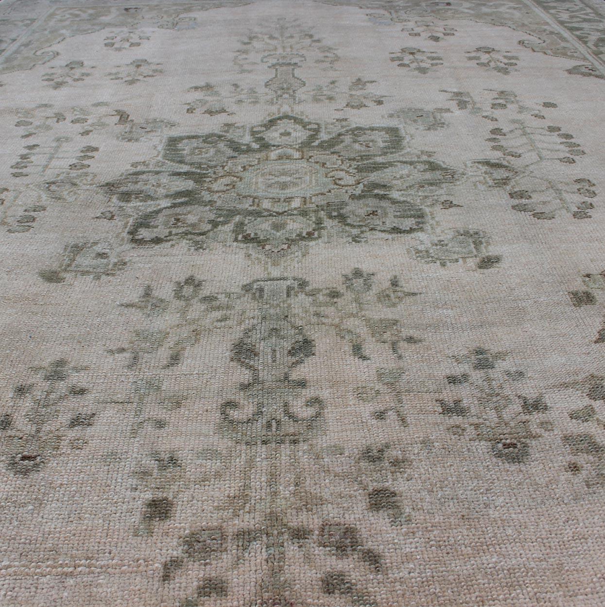 Alfombra Turca Oushak Medallón Floral en Verde/Gris, Colorete, Carbón y Plata en venta 4