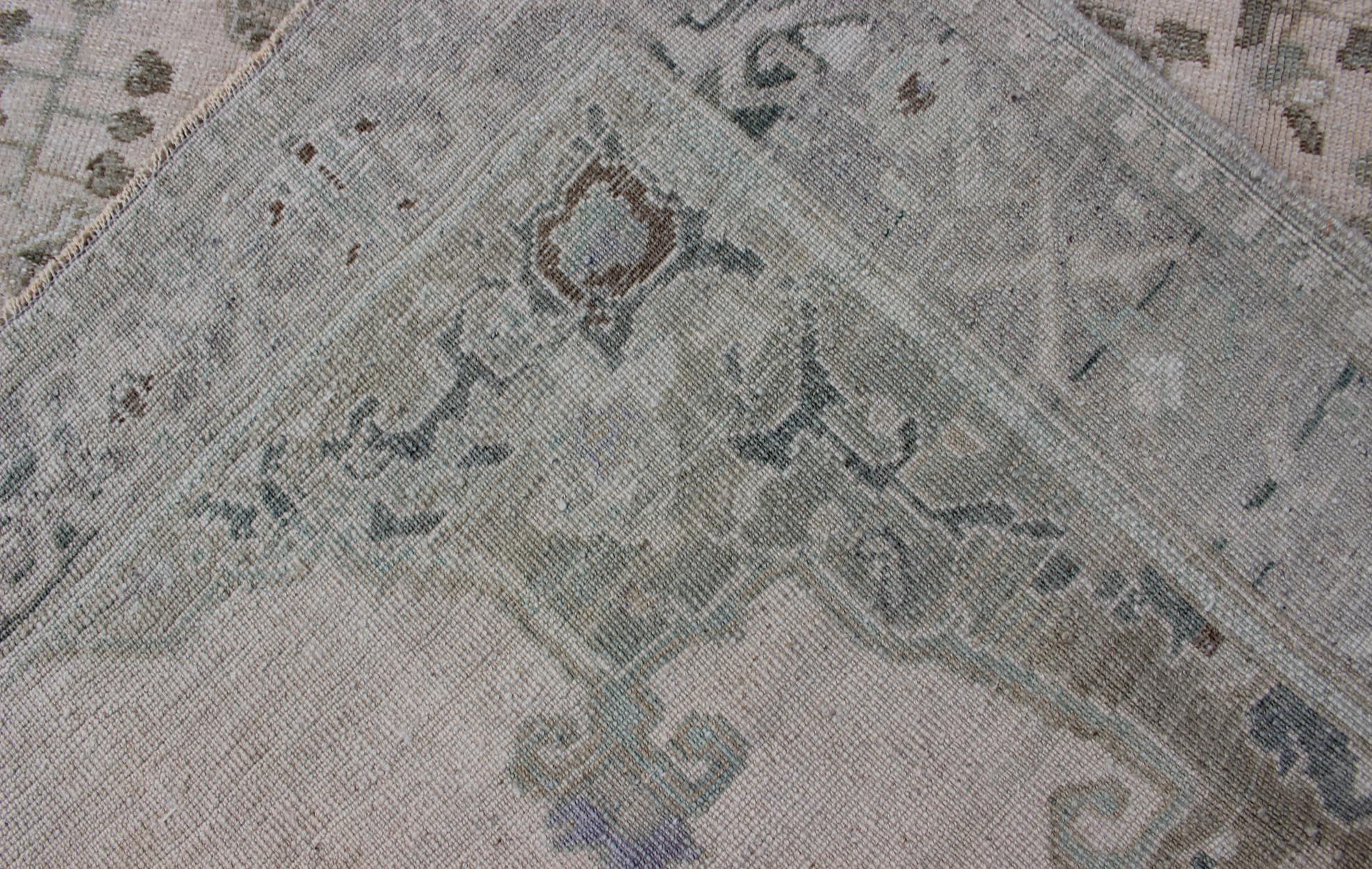 Alfombra Turca Oushak Medallón Floral en Verde/Gris, Colorete, Carbón y Plata en venta 5