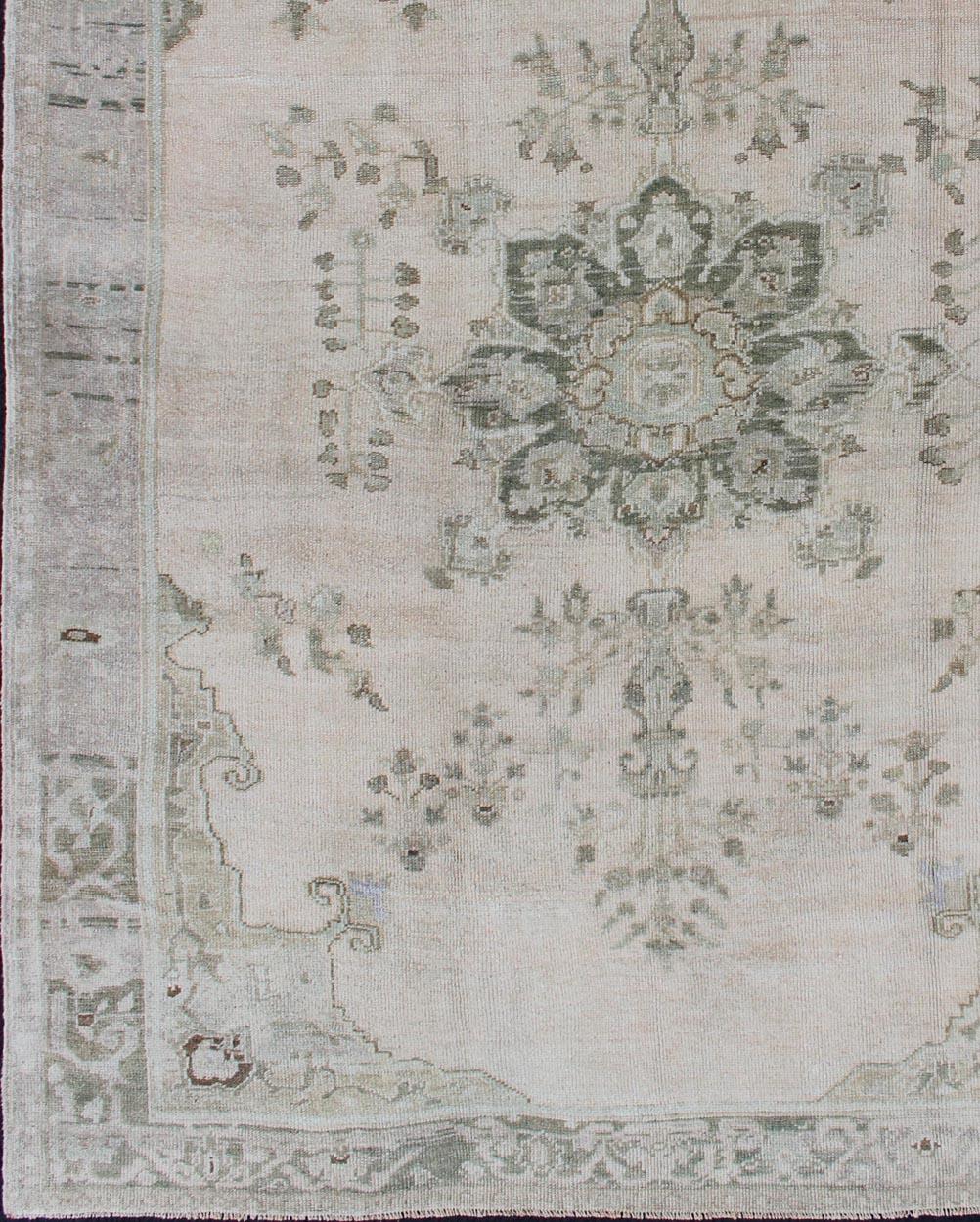 Oushak vintage rug with flower motifs in neutrals, rug tu-alk-4894, country of origin / type: Turkey / Oushak, circa 1940.

A beautiful and versatile piece, this Oushak carpet is rendered in neutral tones and characterized by a traditional floral