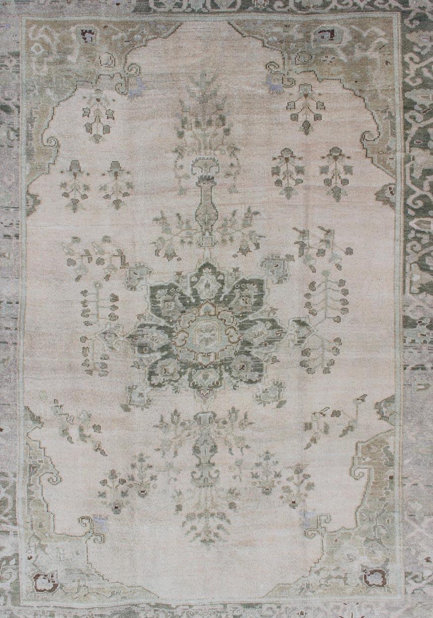 Alfombra Turca Oushak Medallón Floral en Verde/Gris, Colorete, Carbón y Plata Turco en venta