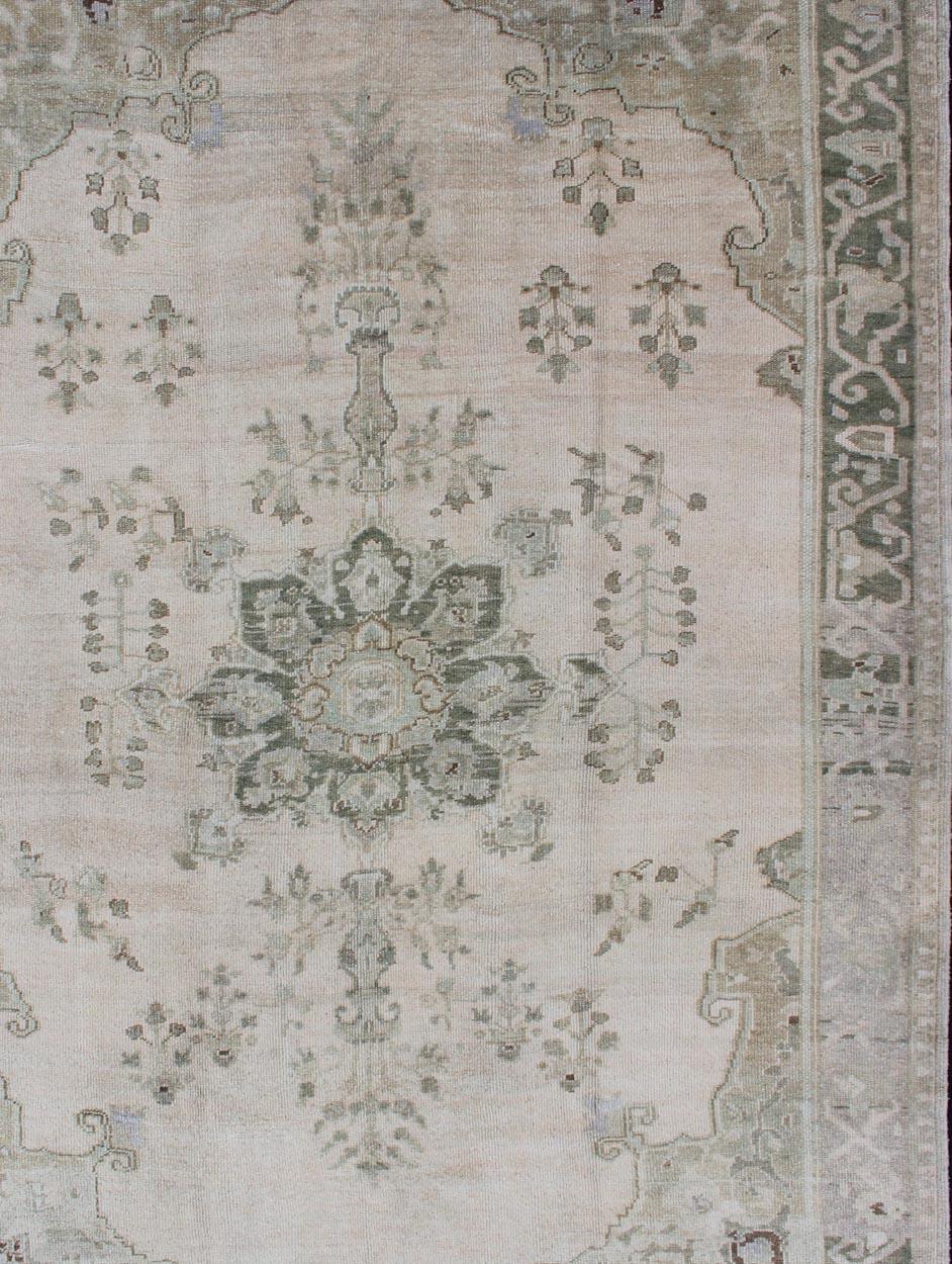 Alfombra Turca Oushak Medallón Floral en Verde/Gris, Colorete, Carbón y Plata Anudado a mano en venta