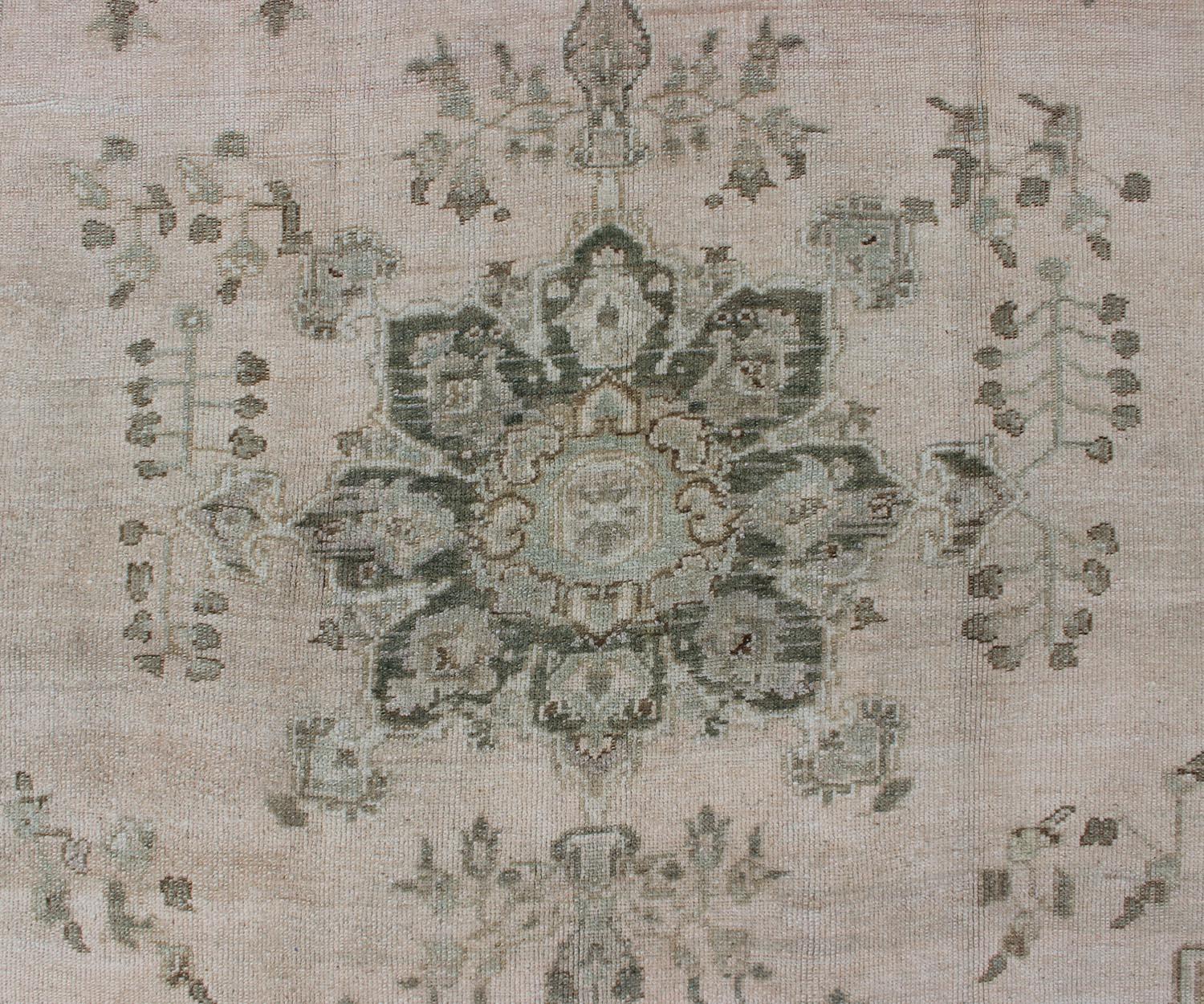 Alfombra Turca Oushak Medallón Floral en Verde/Gris, Colorete, Carbón y Plata mediados del siglo XX en venta
