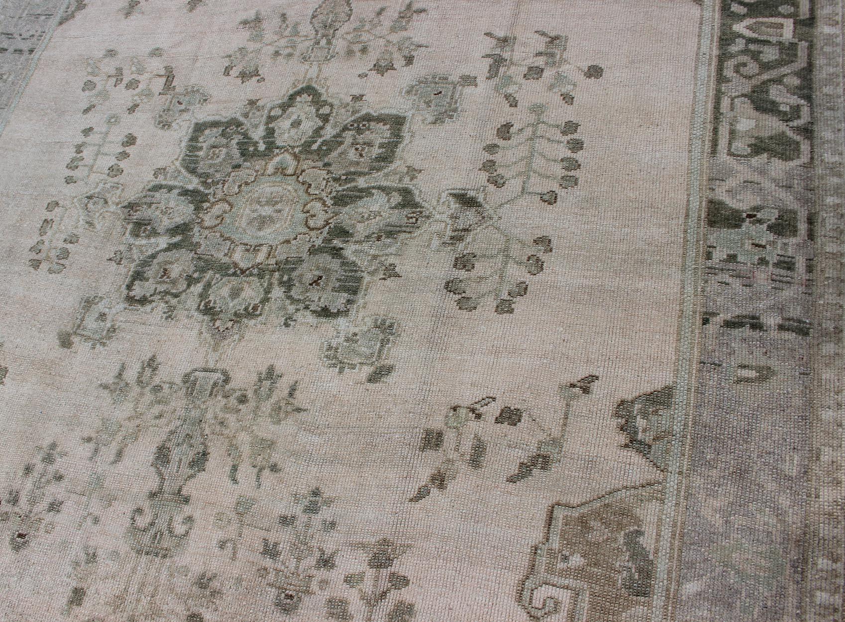 Türkischer Oushak-Teppich mit floralem Medaillon in Grün/Grau, Blush, Anthrazit und Silber mit Blumenmuster im Angebot 3
