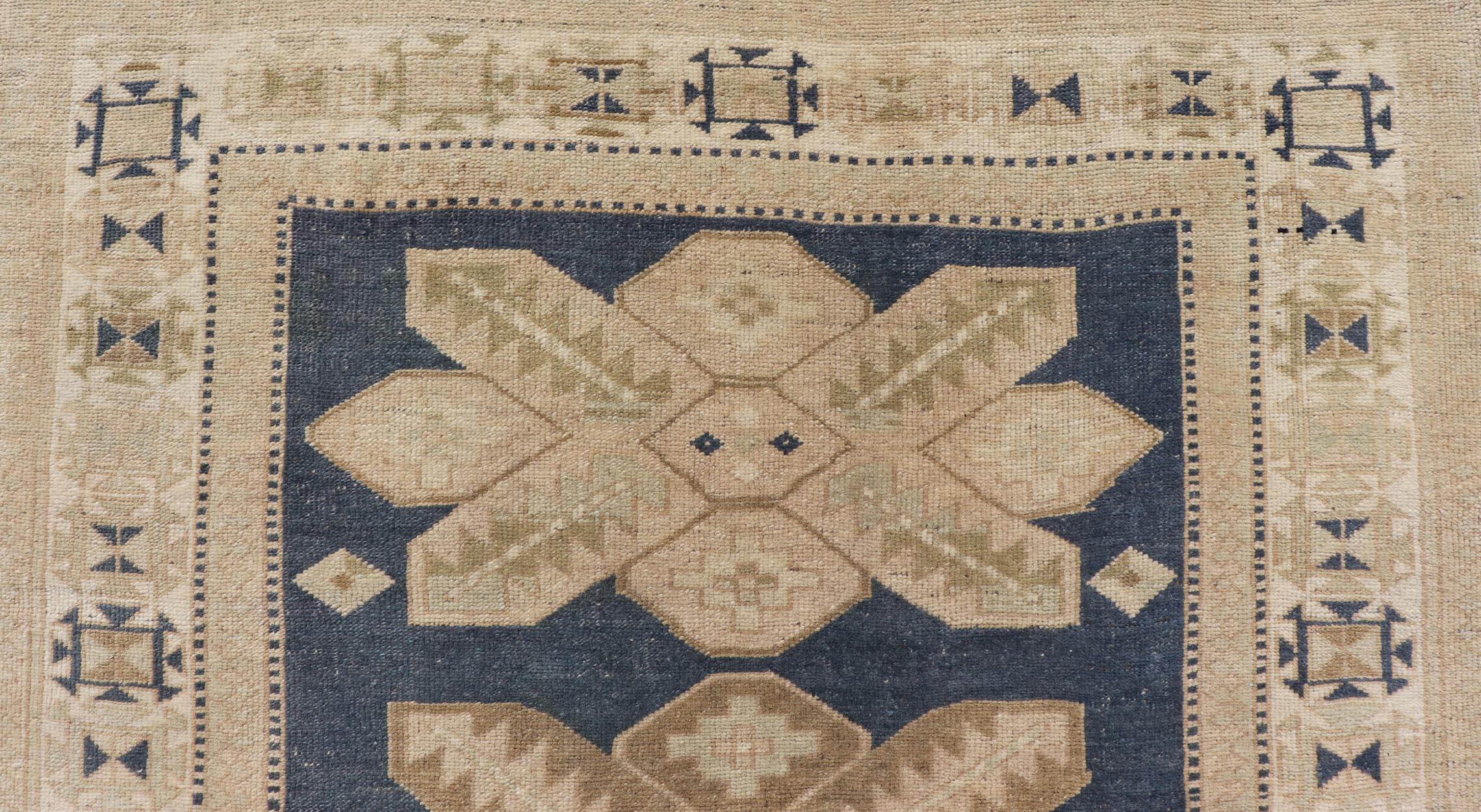 Floral geometric medallion design Turkish vintage Oushak in blue and tan,
 Keivan Woven Arts / rug EN-13310, country of origin / type: Turkey / Oushak, circa 1950

Measures: 4'0 x 5'10.