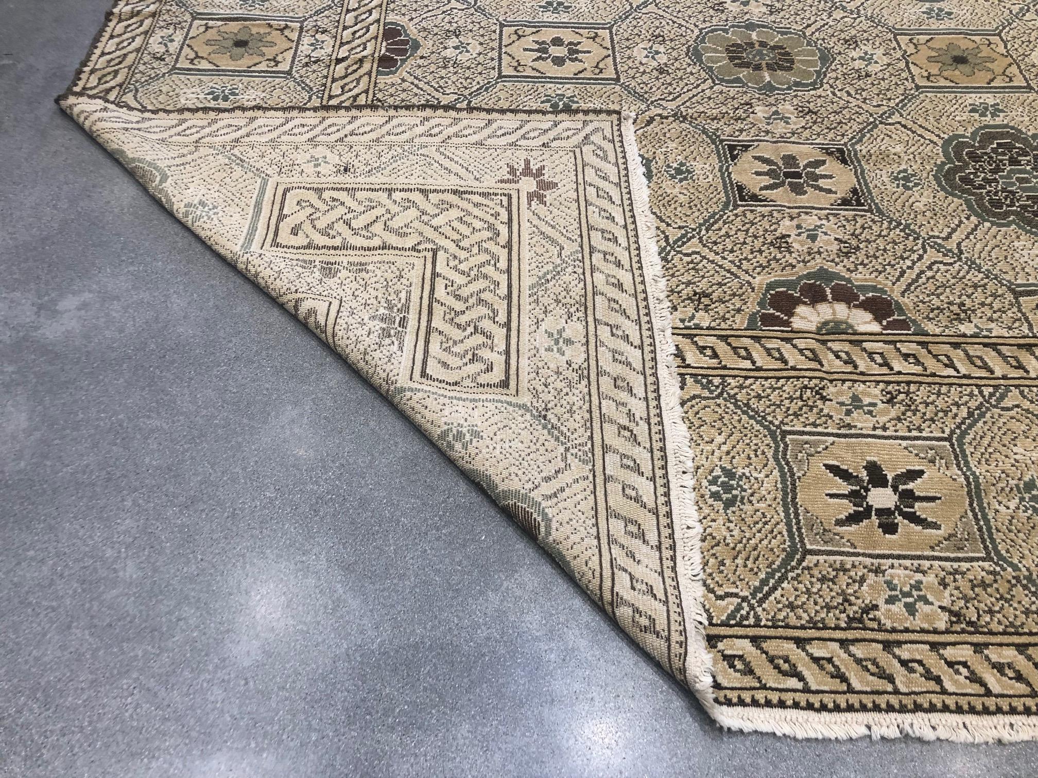 Floral Medallions Beige Rug In New Condition For Sale In Los Angeles, CA