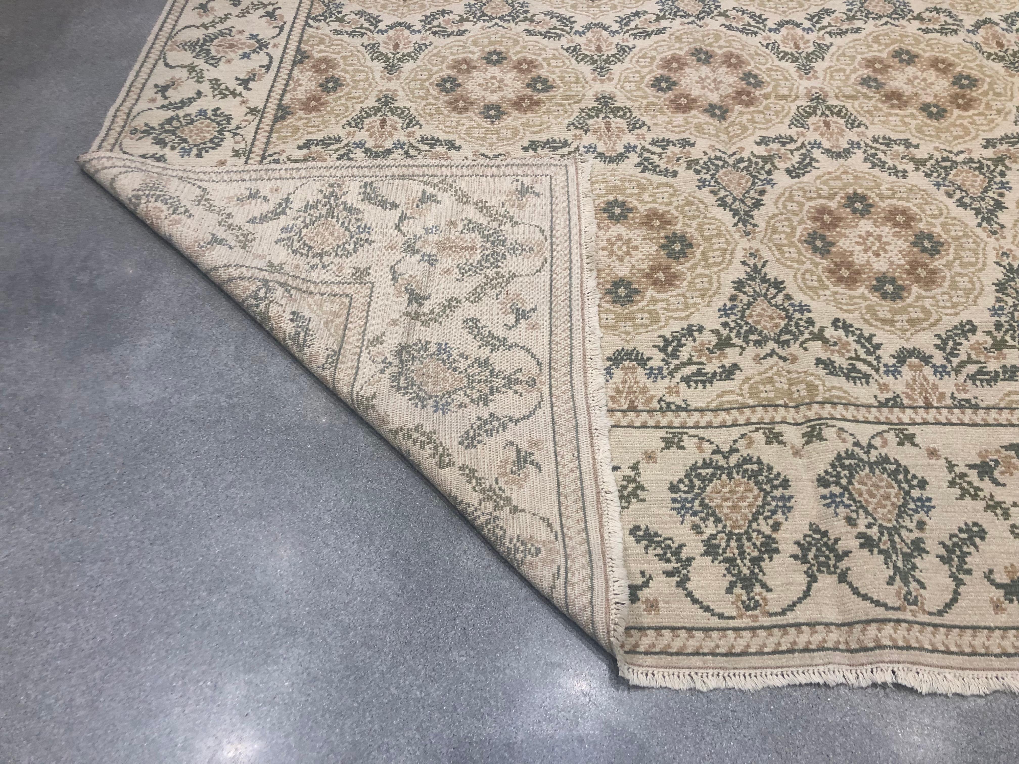 El bosque y las flores son evocados a través de este diseño hábilmente ejecutado utilizando tonos marrones y verde intenso sobre un fondo beige. El complemento perfecto para una gama de colores y acabados. Hecho a mano en Europa. Lana.