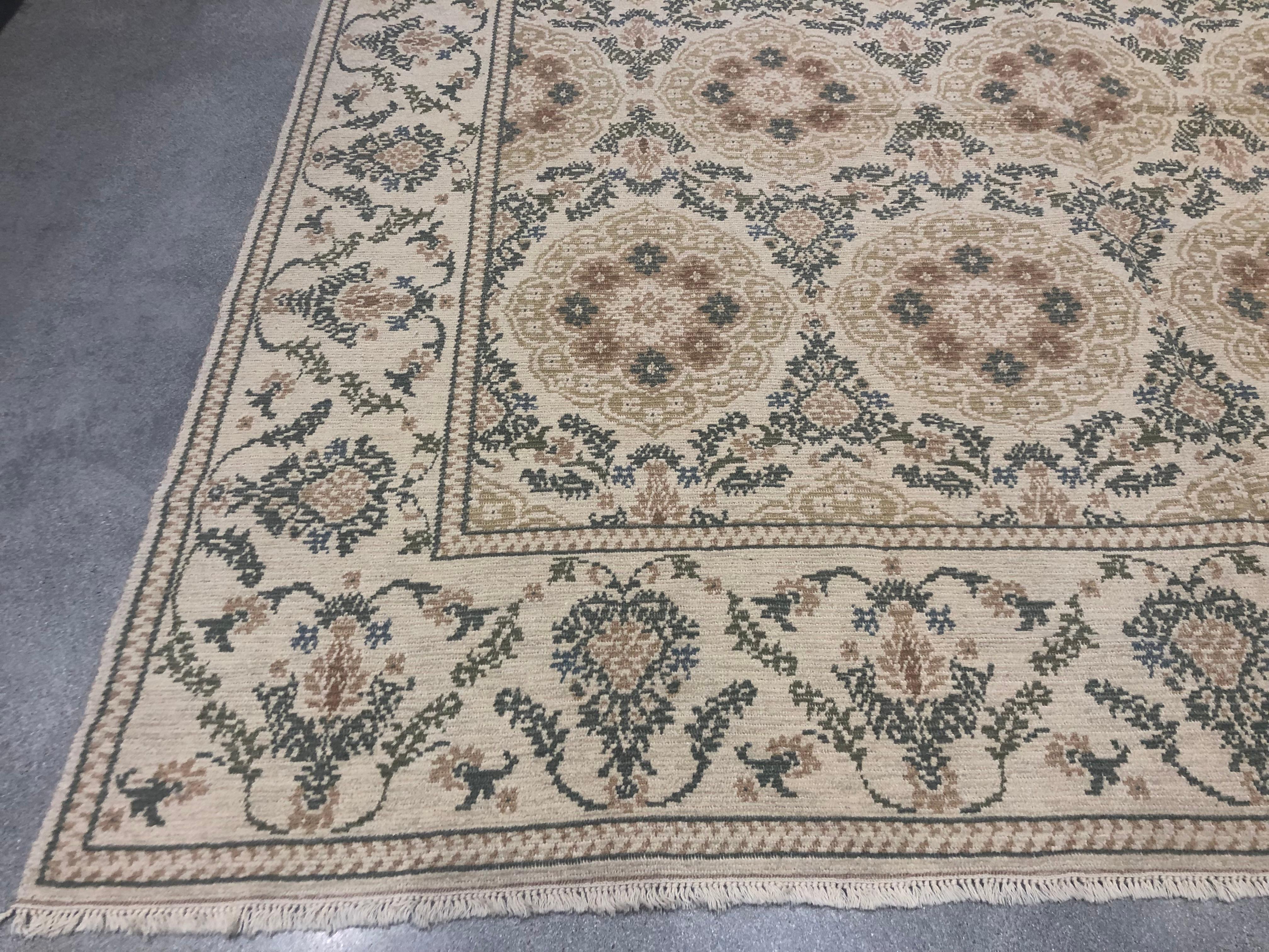 Alfombra de Medallones Florales en Verde y Marrón Anudado a mano en venta