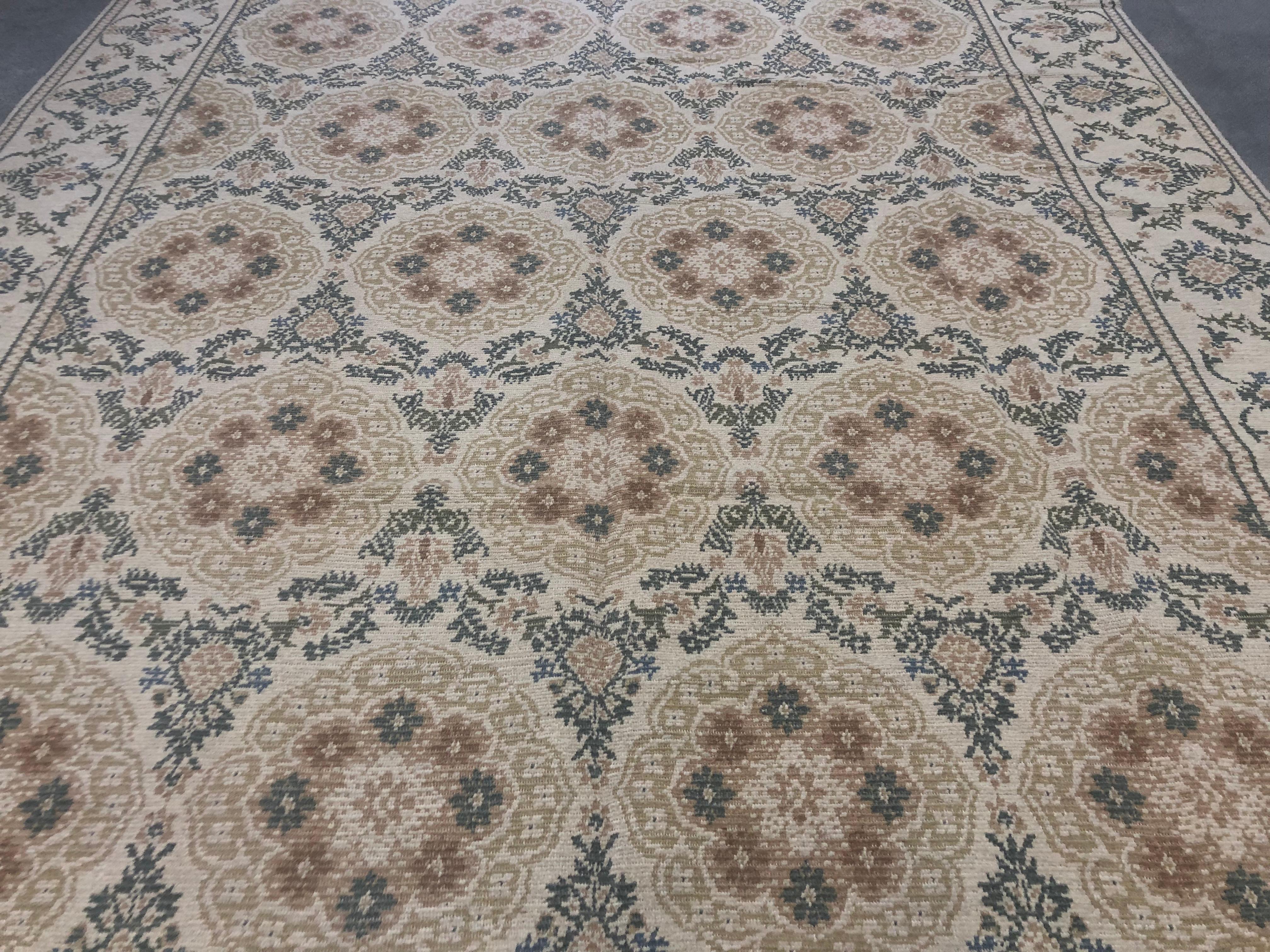 Alfombra de Medallones Florales en Verde y Marrón en Nuevo estado para la venta en West Hollywood, CA