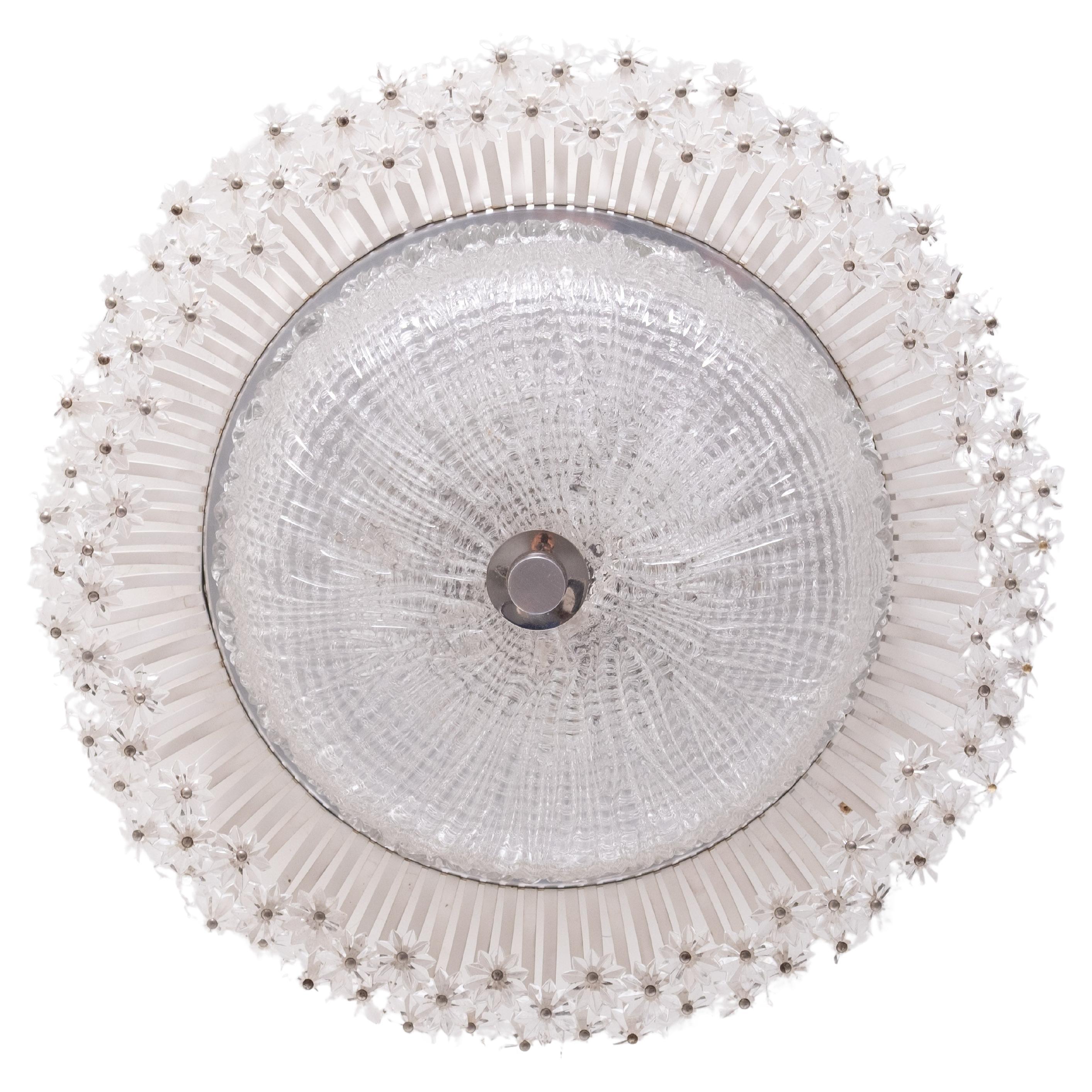 Bello  lampada a sospensione, design di Emil Stejnar Austria 1960 .
Un anello di fiori in vetro di cristallo. circondato da un paralume in vetro di ghiaccio.
Sono necessarie 4 lampadine di piccole dimensioni. 
Un effetto luce molto bello quando il