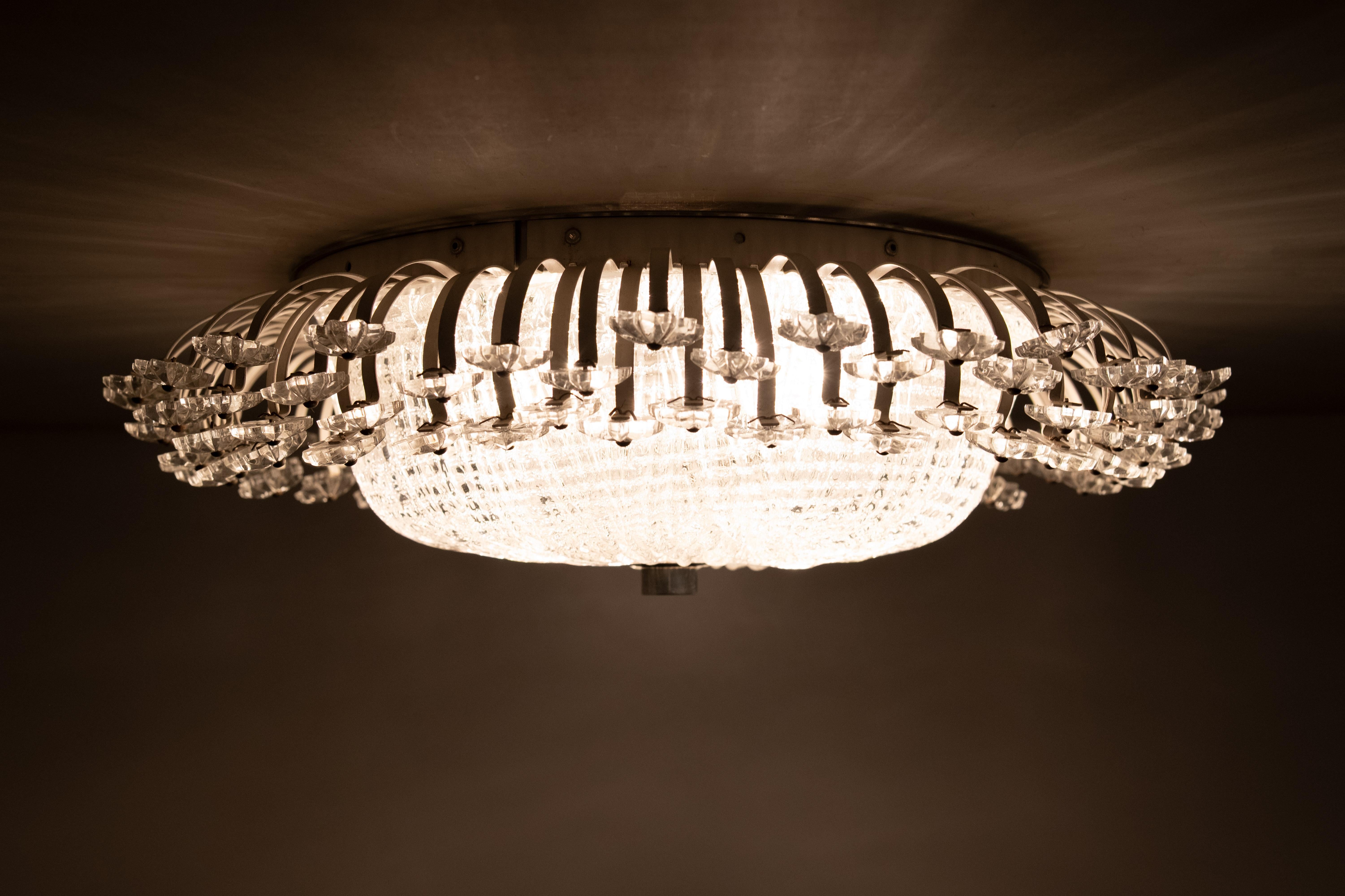 Mid-Century moderno Lampada da incasso floreale in stile Mid-Century Modern  Emil Stejnar  Anni '60 Austria in vendita